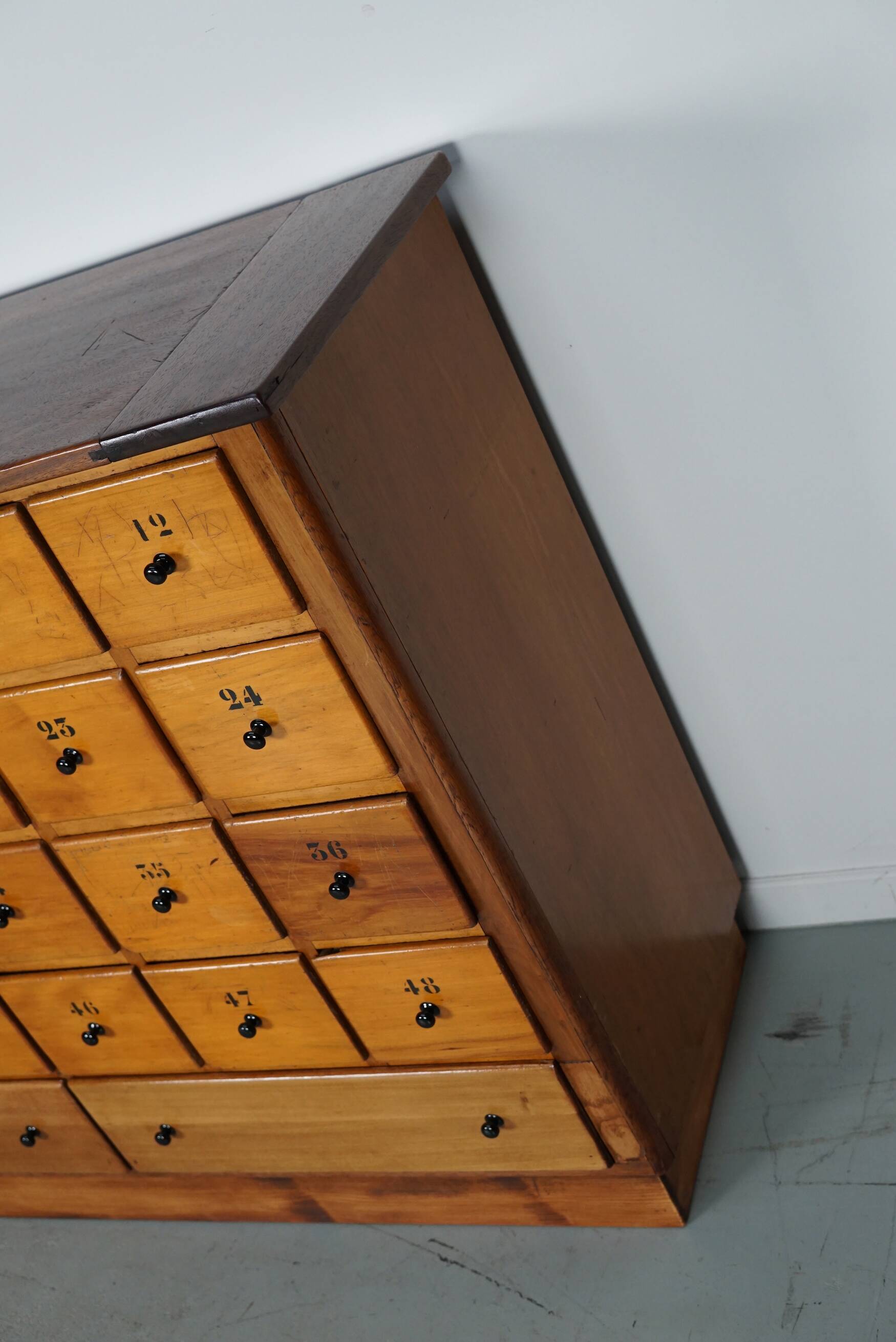 Grande apothicairerie / meuble d'école industrielle néerlandaise en hêtre, milieu du 20e siècle