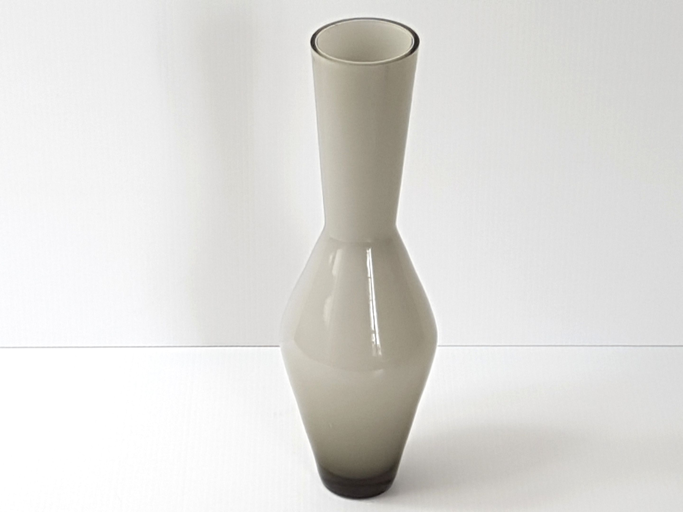 Diabolo in vintage glass vase