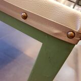 Table basse en bois vert olive et simili cuir crème