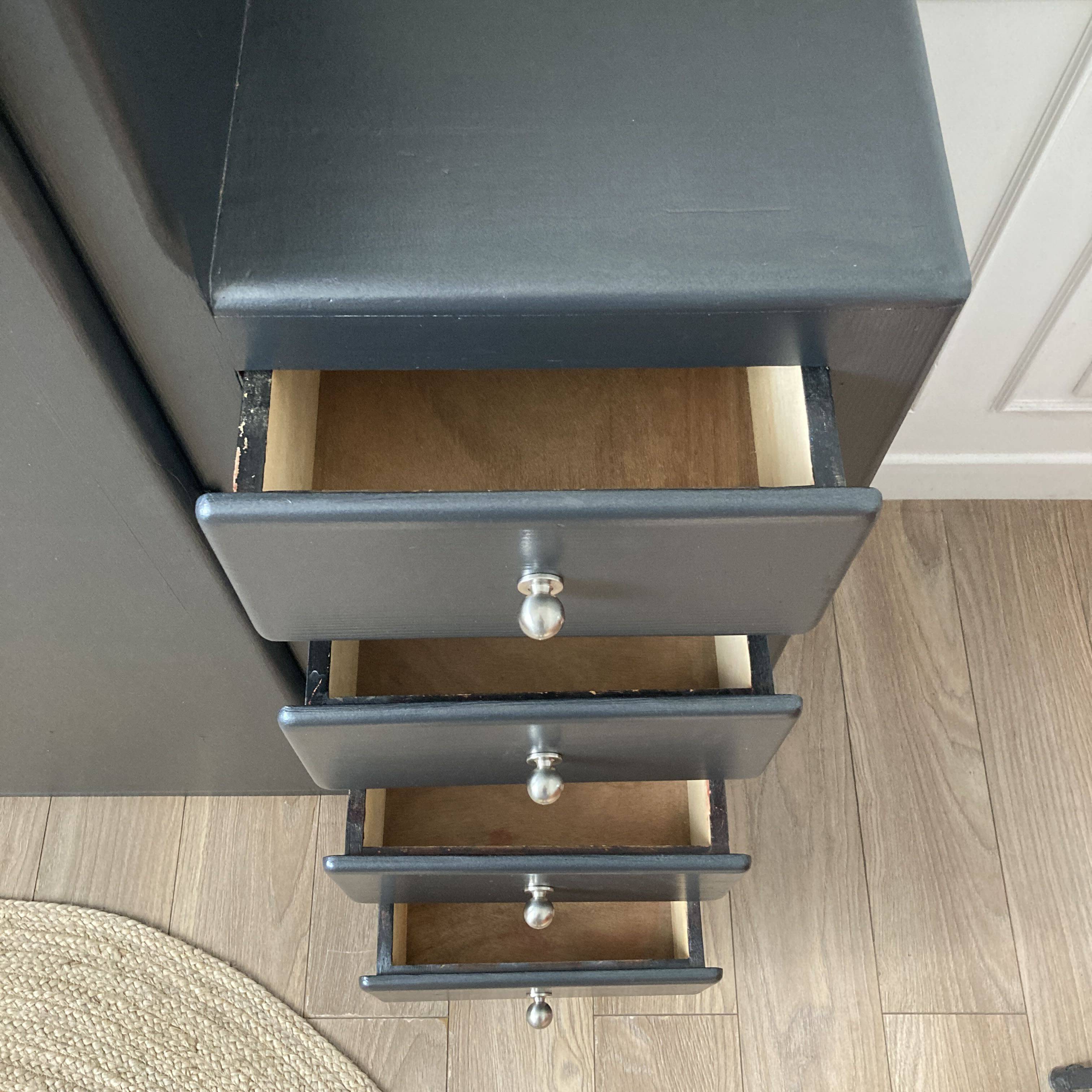 Armoire asymétrique peinte en noir