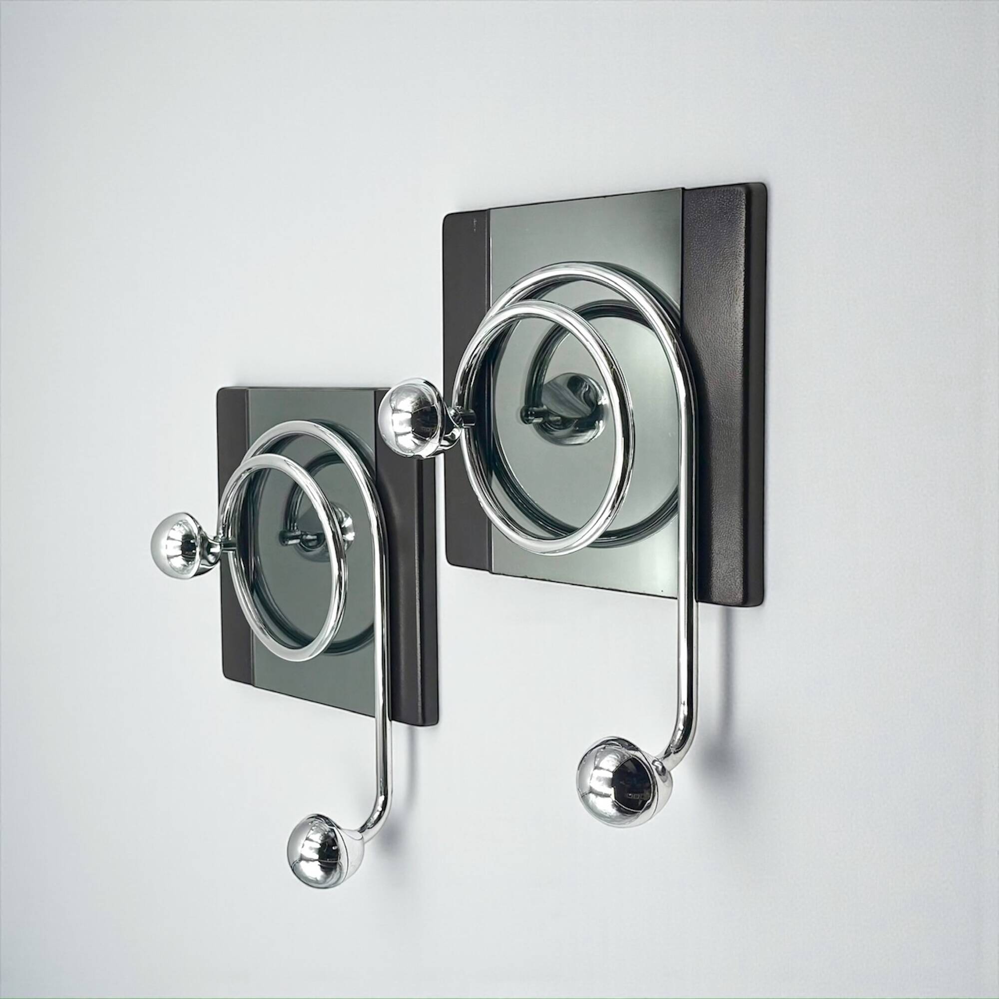 Paire de patères Space Age italiennes avec miroir Goffredo Reggiani des années.