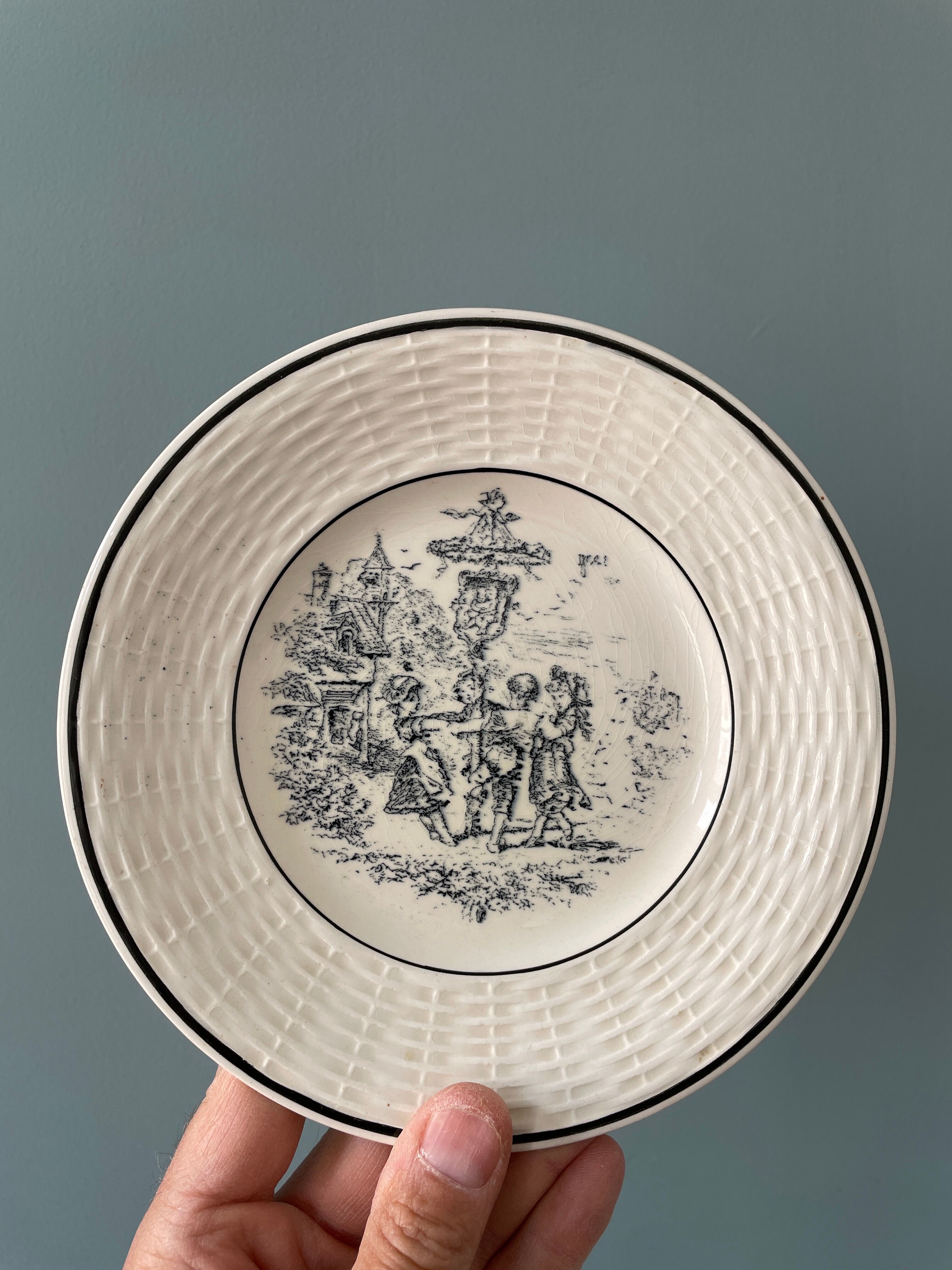 Lot de 12 petites assiettes Digoin Sarreguemines, « Les Mois »