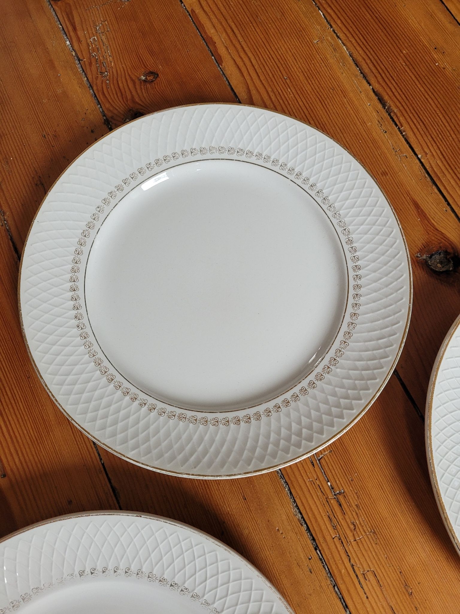 Set of 8 L'Eclat L'Amandinoise flat plates