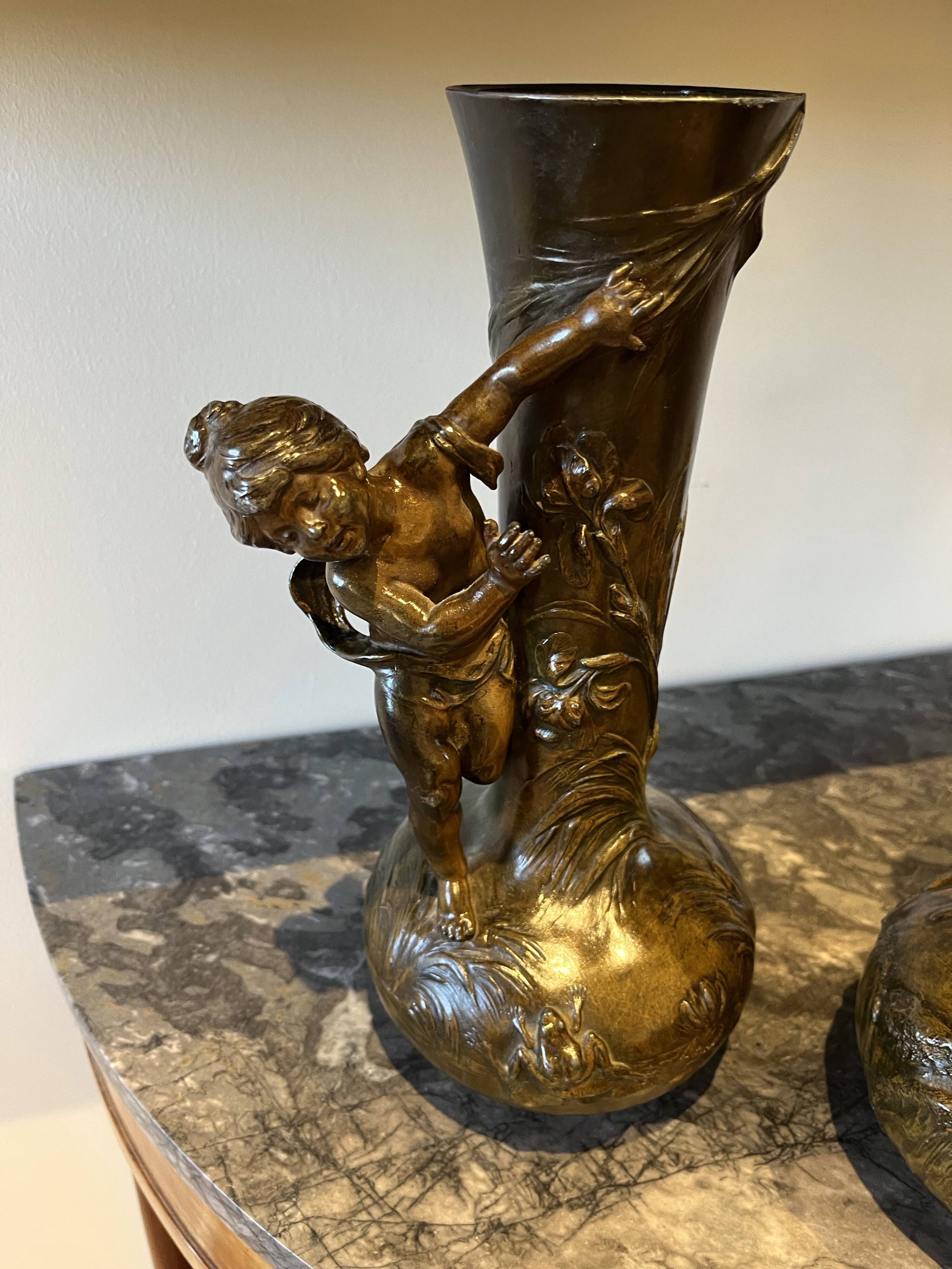 Paire de vases en régule signés JF Moreau, vers 1900