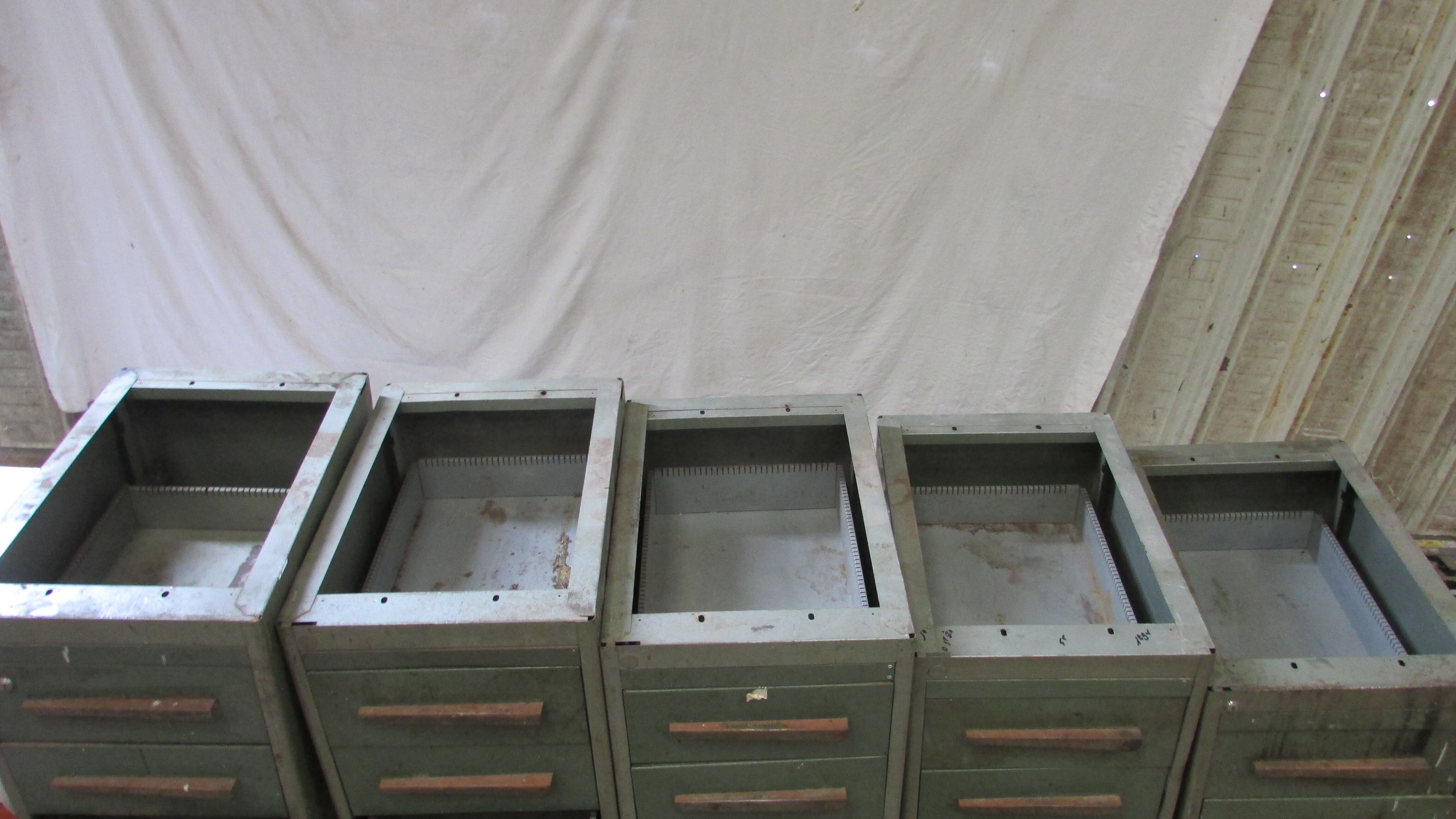 Set of 5 metal lockers
