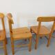 Suite d’une table ronde avec rallonge et 4 chaises vintage en pin des années 60 70