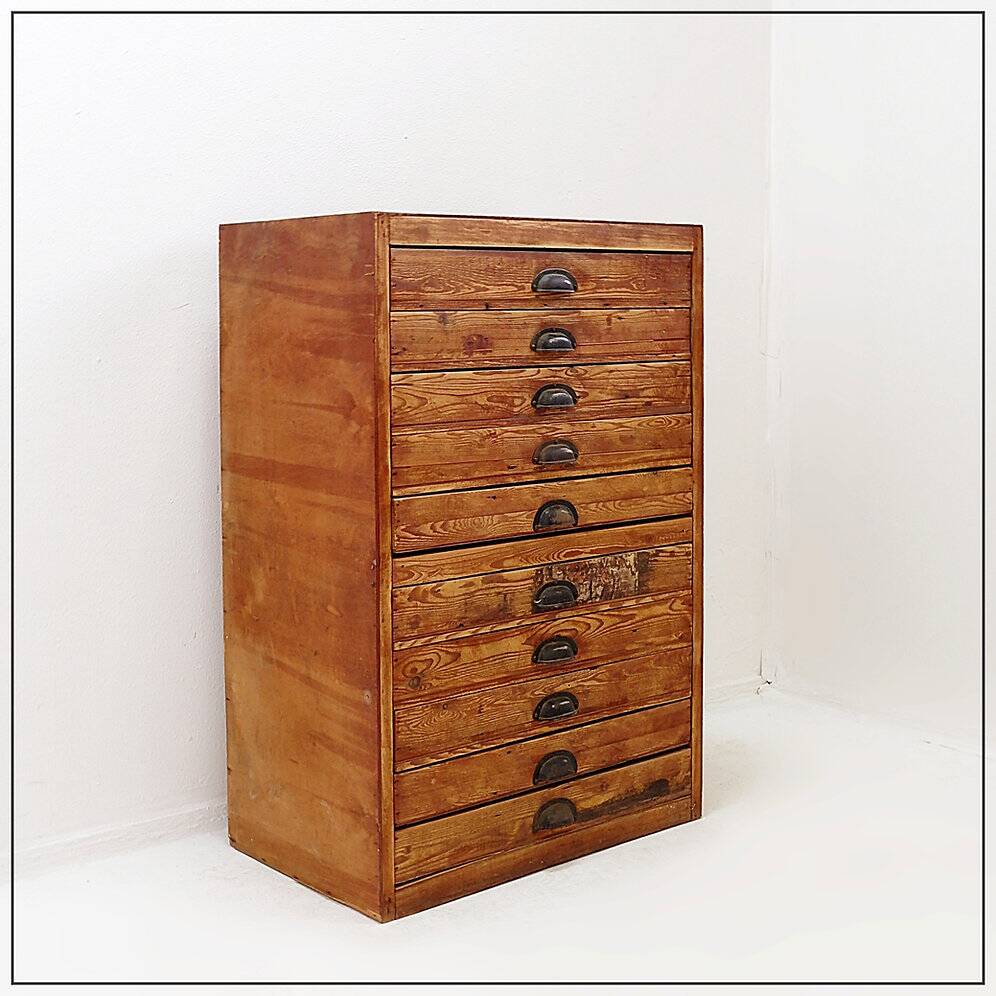 Industrial workshop furniture in pine with 10 drawers, circa 1940.