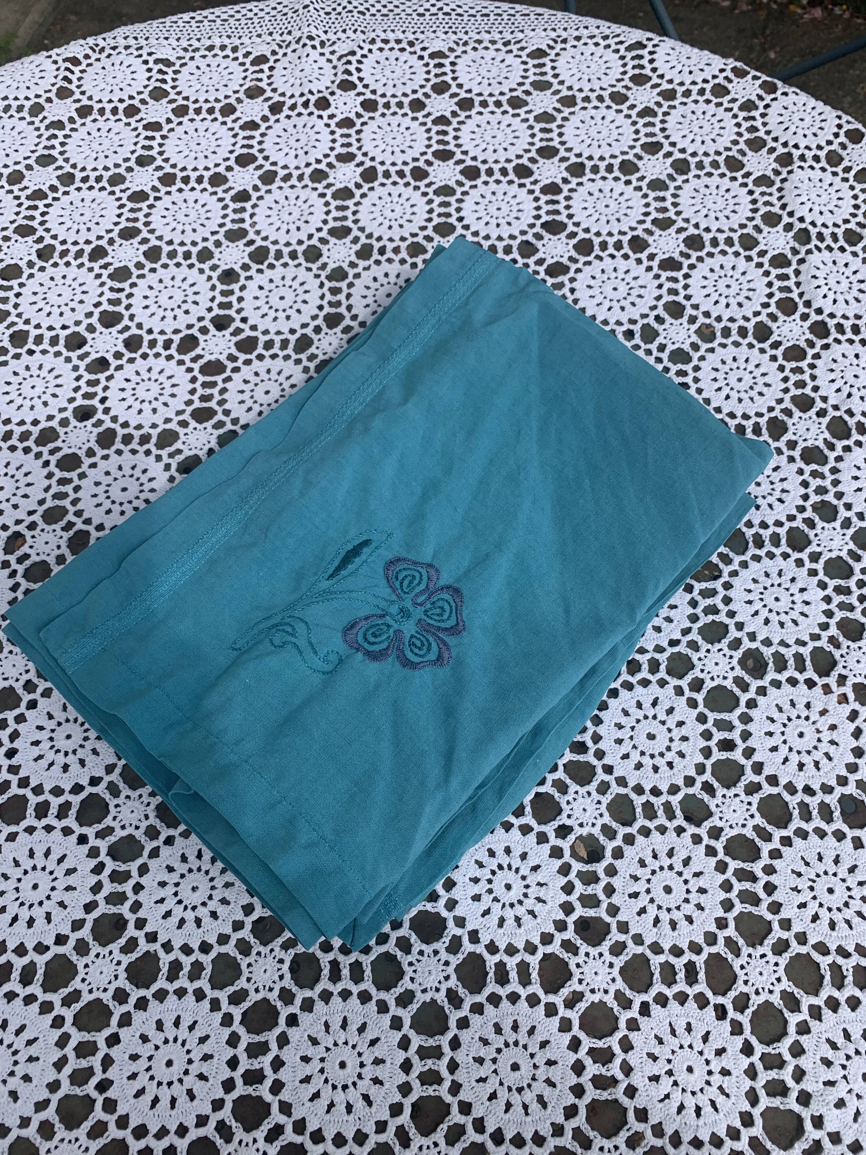 4 white linen napkins, emerald tinted, embroidered with flowers and monogrammed, old GM