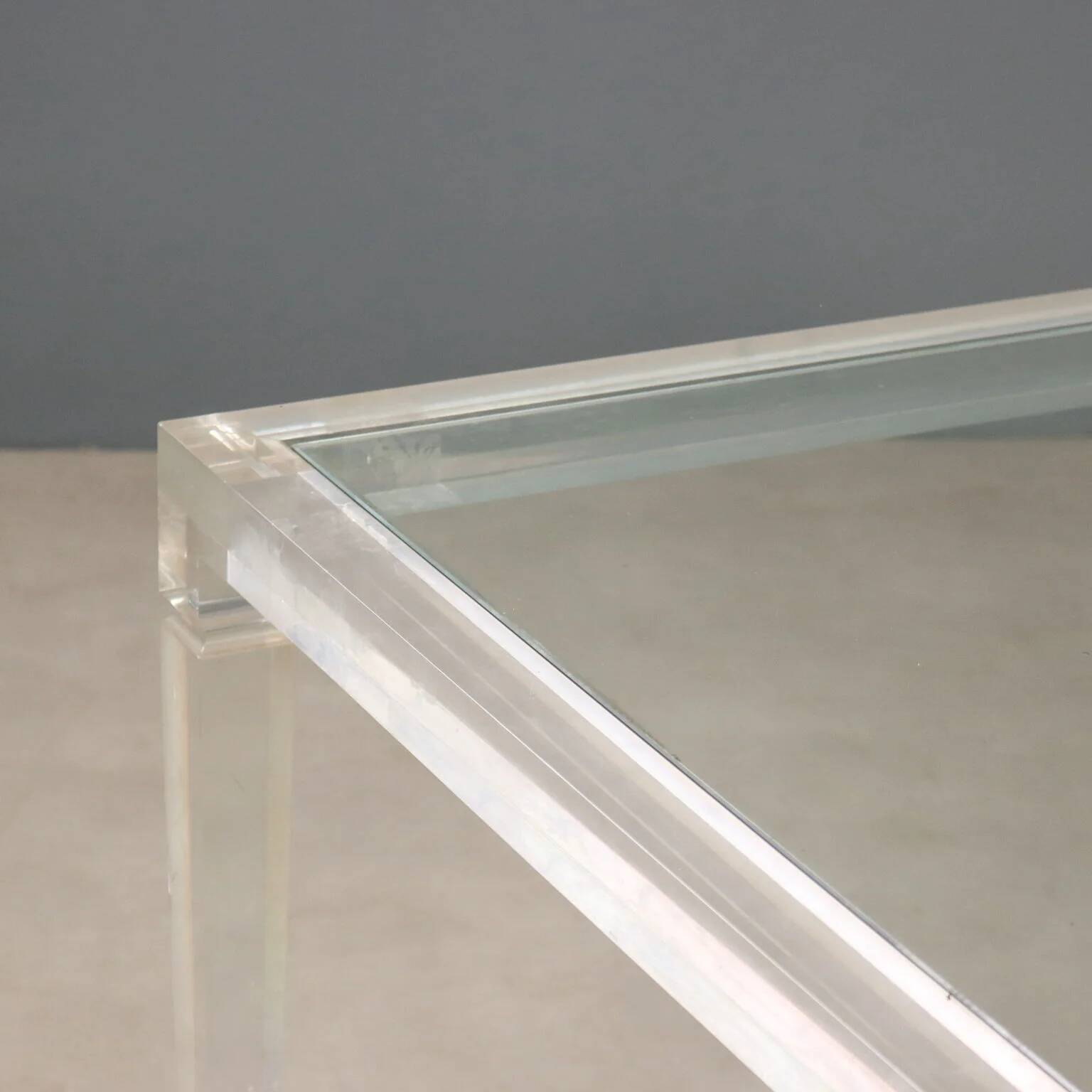 Table basse en plexiglas
