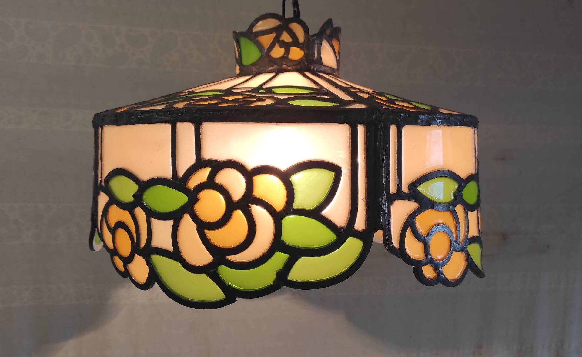 Tiffany-style glass and lead suspension - mid 20th century.