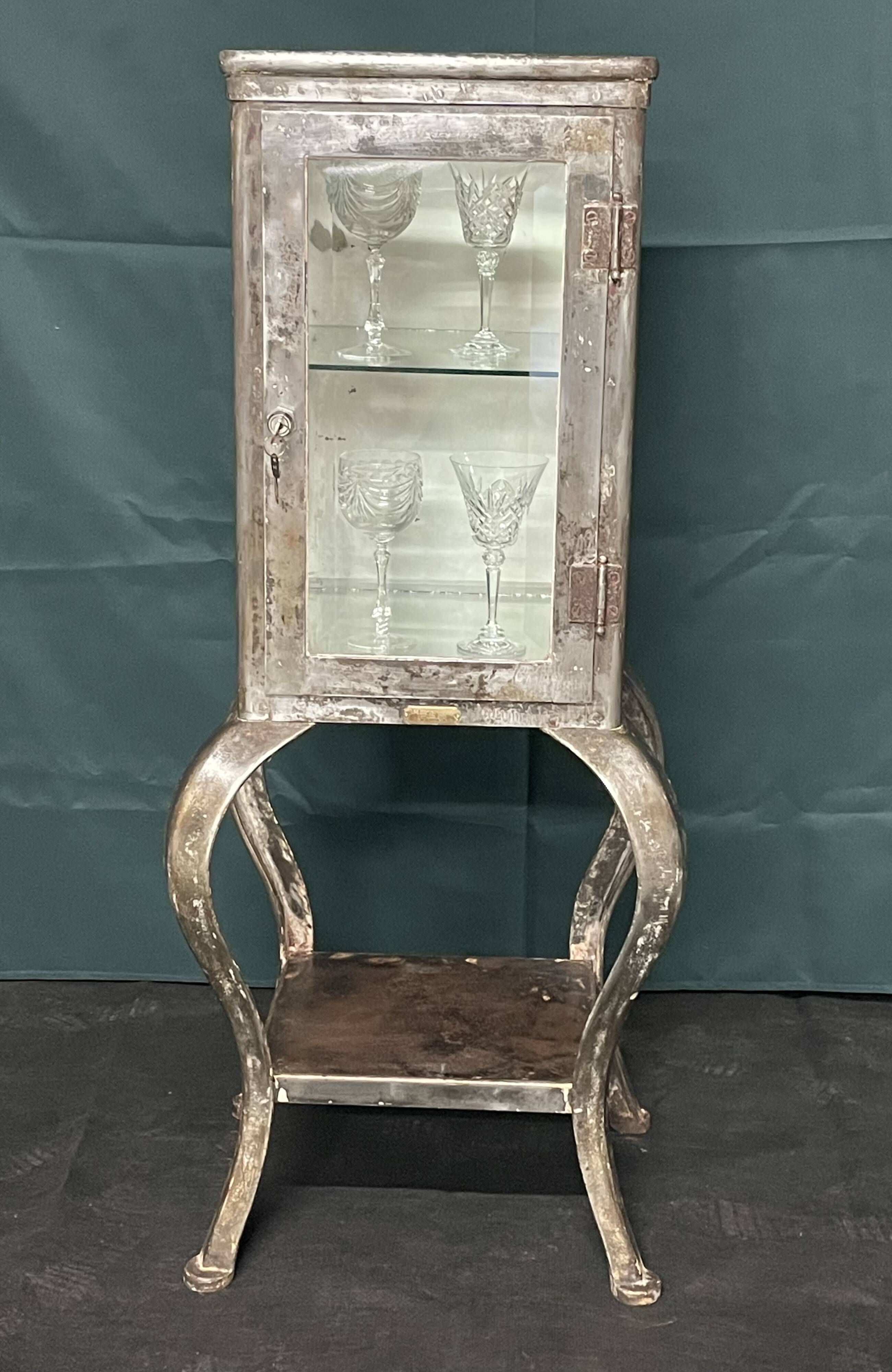 Display cabinet medical C.M. Sorensen Co New York in steel and glass from the beginning.