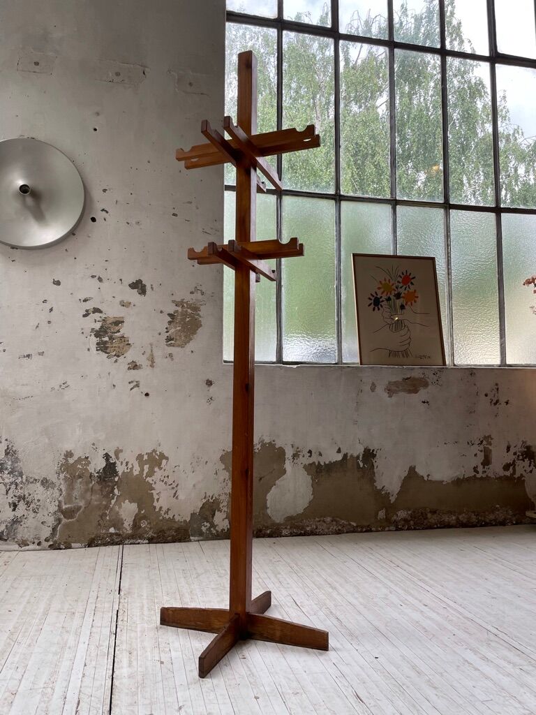 Patère wears pine coat 70