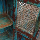 Armoire en bois ancien avec portes avec grille
