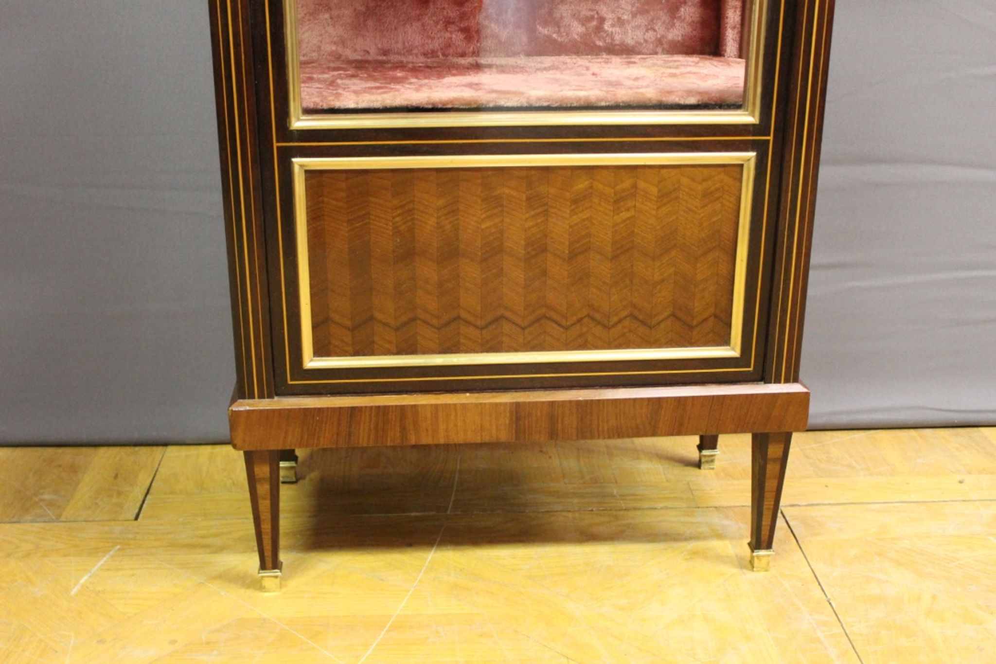 Vitrine de style Louis XVI en marquetrie