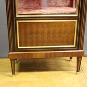 Vitrine de style Louis XVI en marquetrie