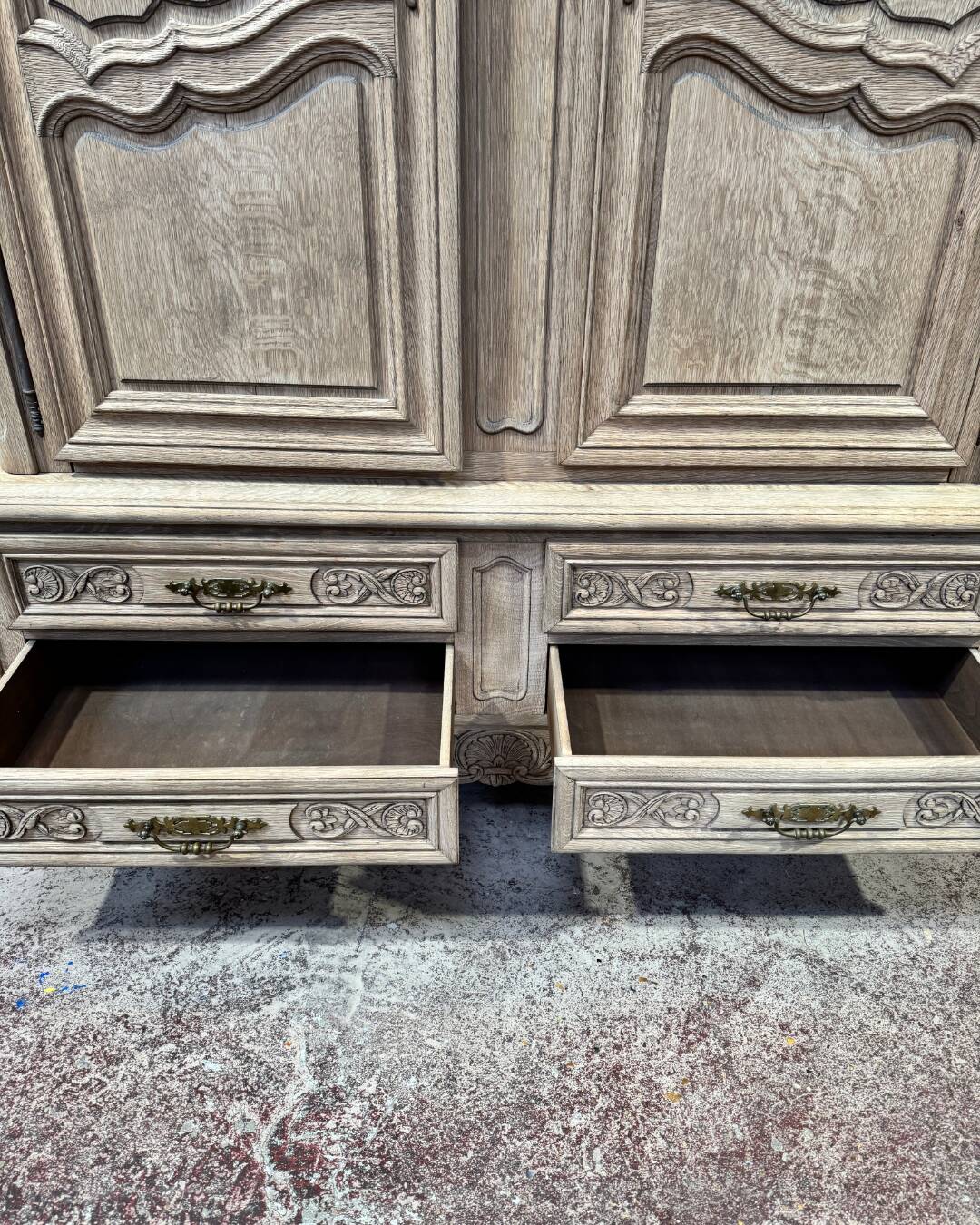 Aero-blasted solid oak wardrobe - Louis XV style