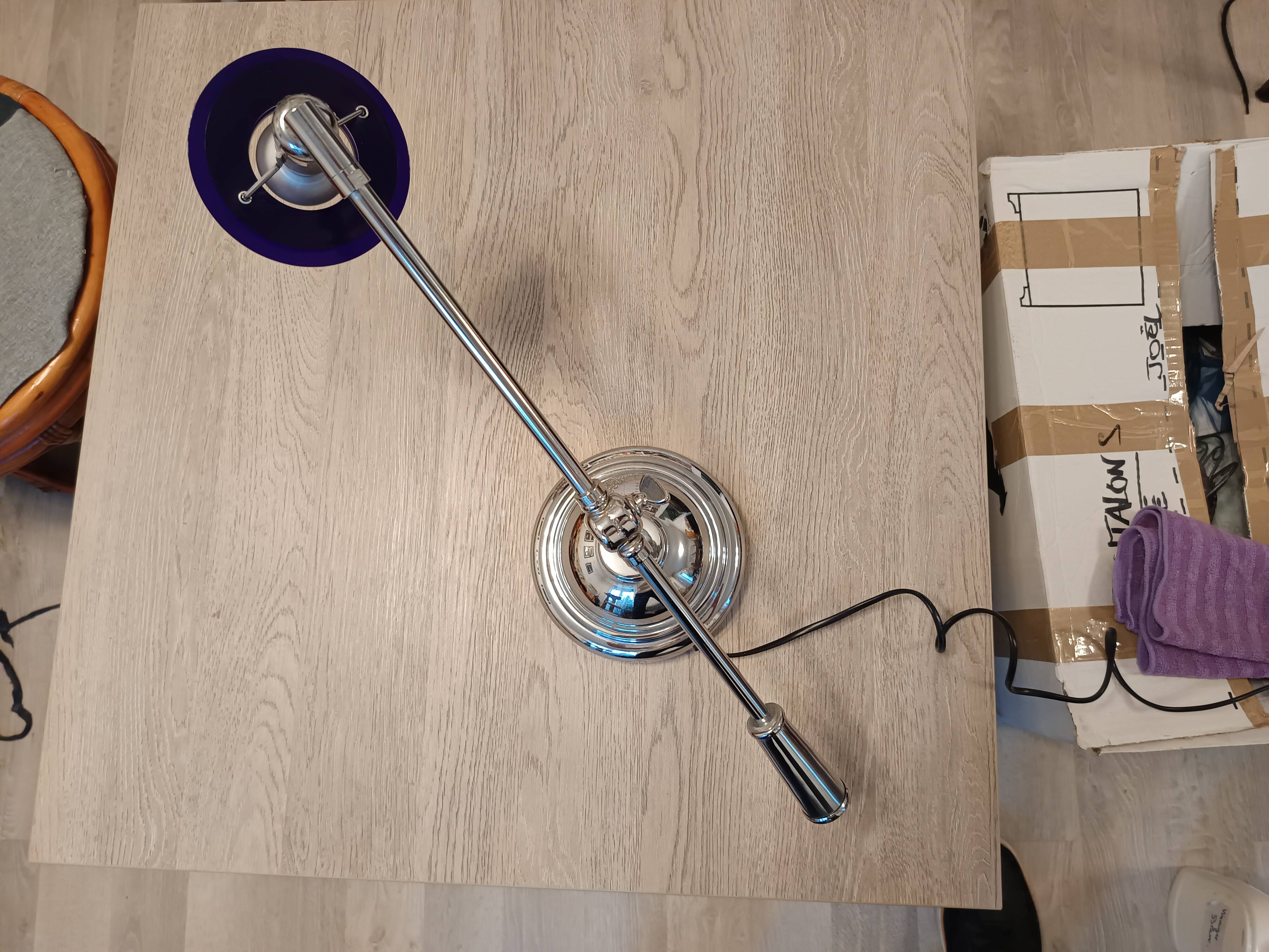 Desk lamp, with a balance, touch-sensitive