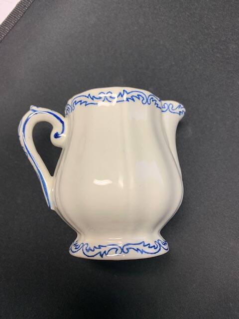 Milk or cream jug and sugar bowl with Gien earthenware lid, Rouen model 32