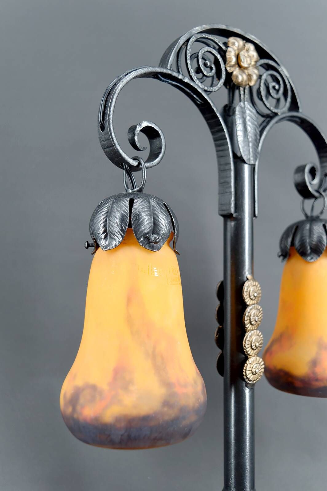 Lampe bicéphale Art Déco, fer forgé à double patine– Muller Frères, c. 1920