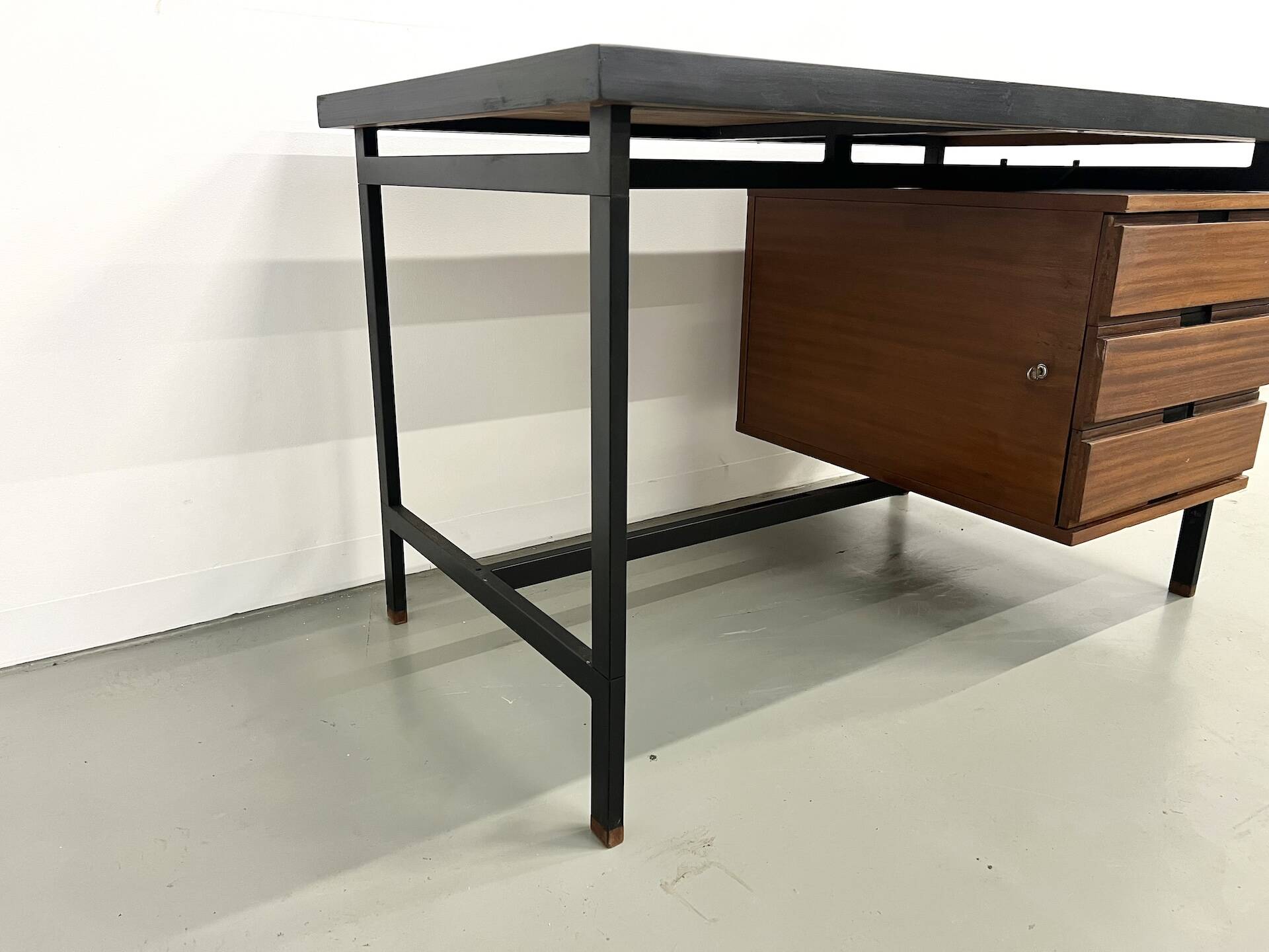 Pierre Guariche desk in teak and lacquered steel