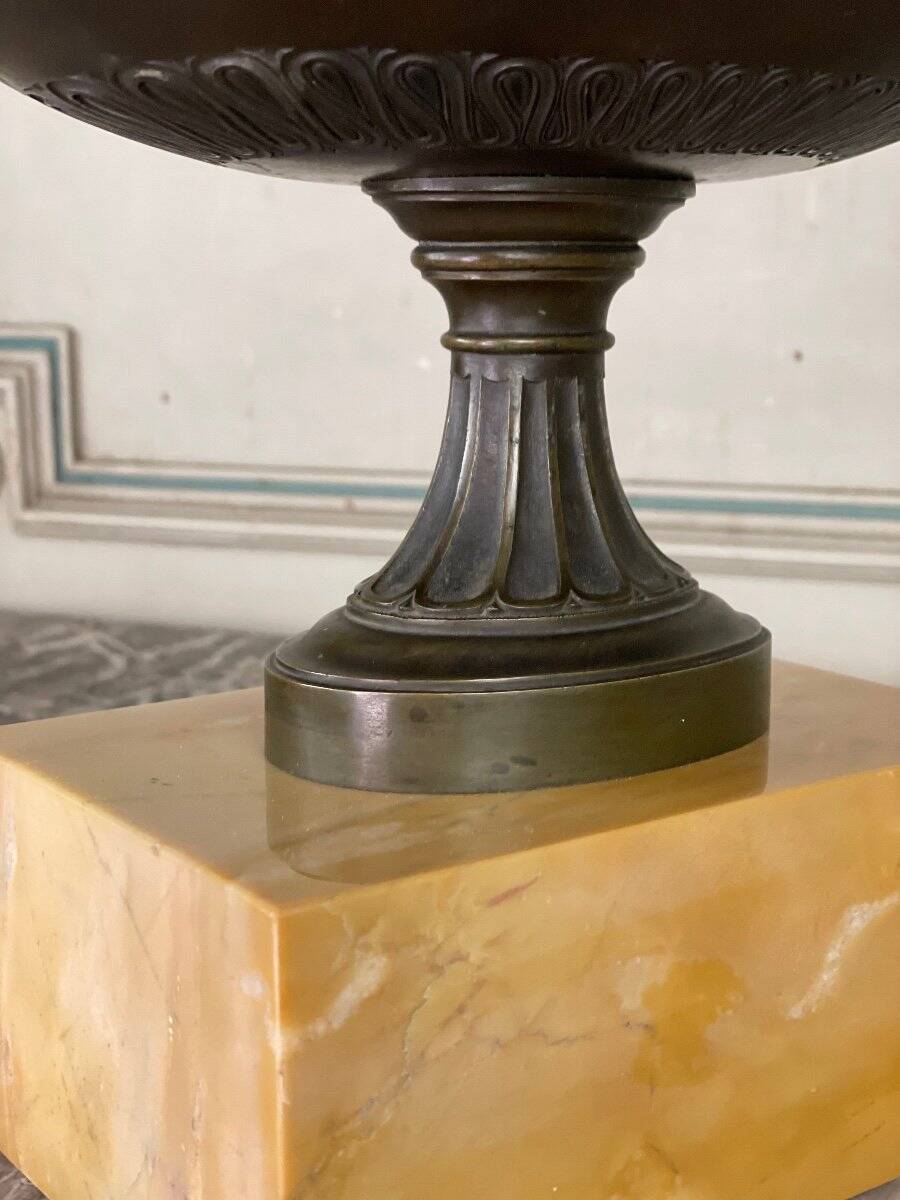 Bronze cup on a yellow Siena marble base, early 19th century.