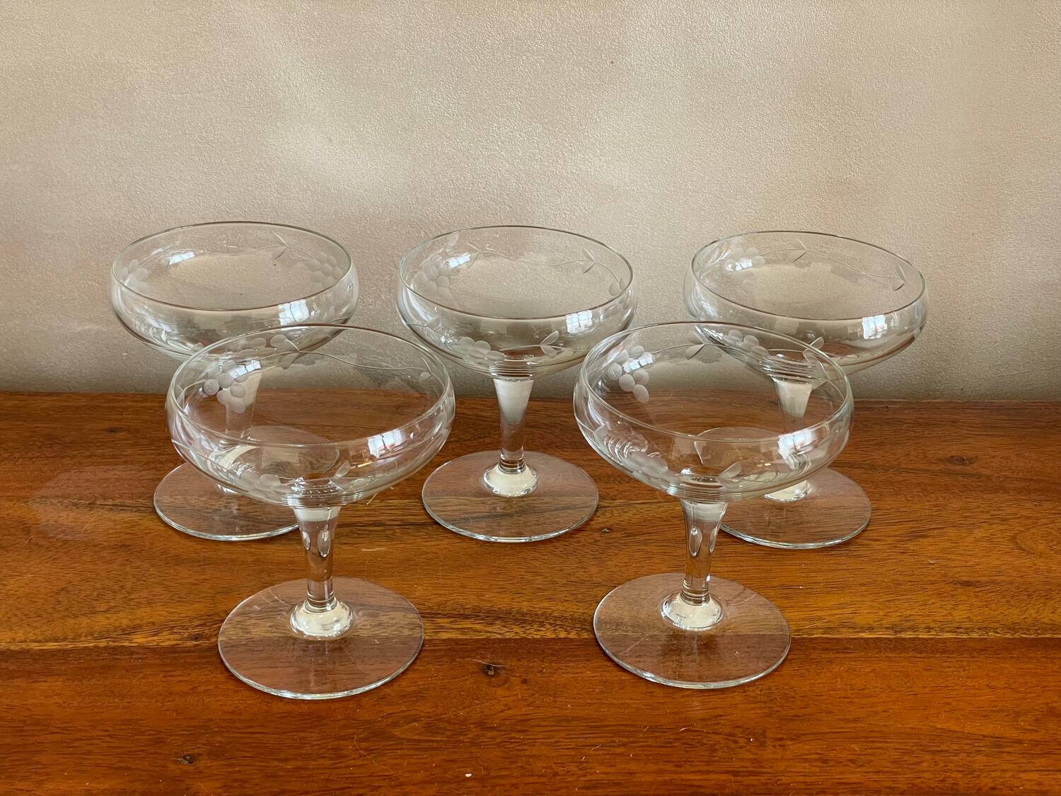 5 champagne glasses with flower decoration