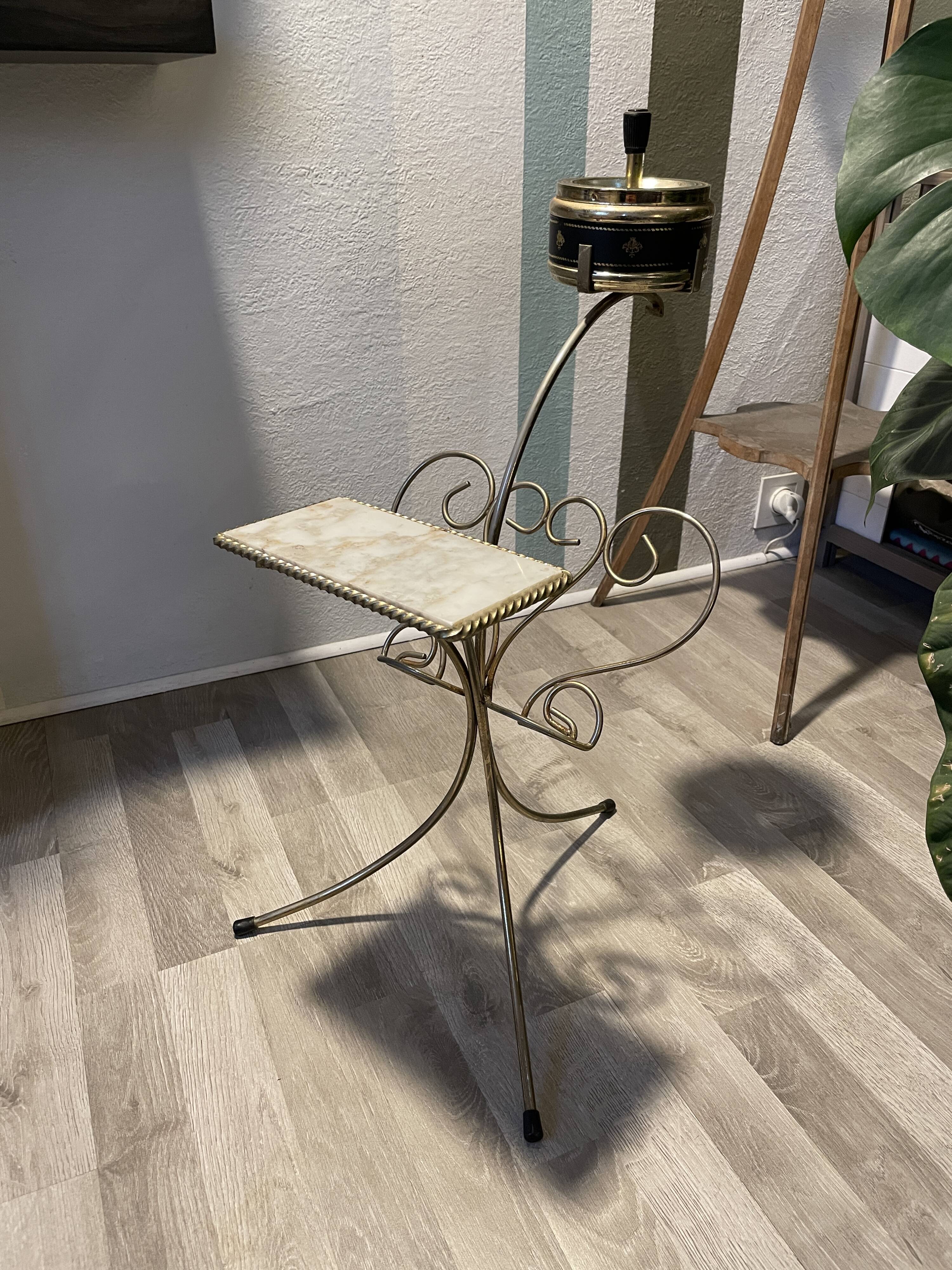 Cendrier sur pieds doré  en fer forgé avec porte-revue et tablette marbrée