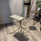 Cendrier sur pieds doré  en fer forgé avec porte-revue et tablette marbrée
