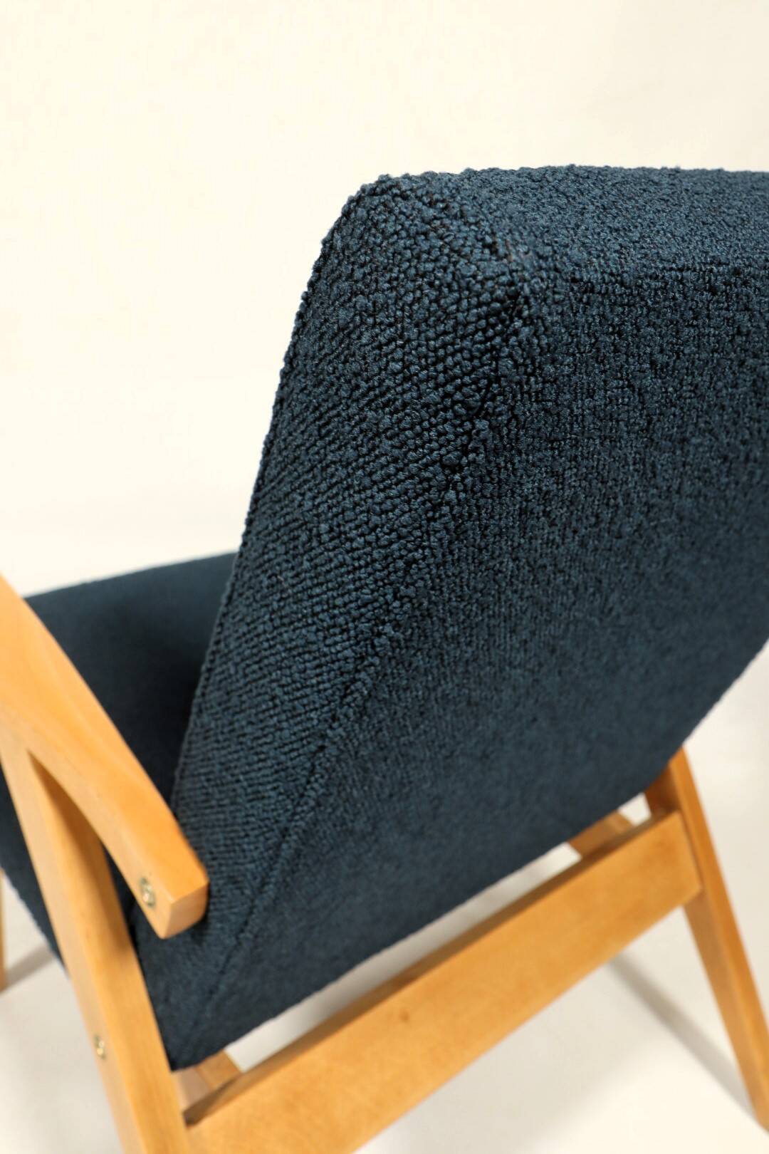 Fauteuil vintage Couleur Bleu Marine Bois Clair Design Midcentury