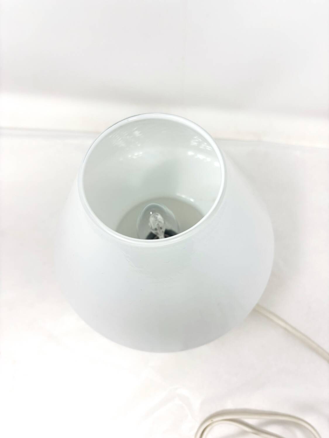 Small mushroom lamp in white opaline