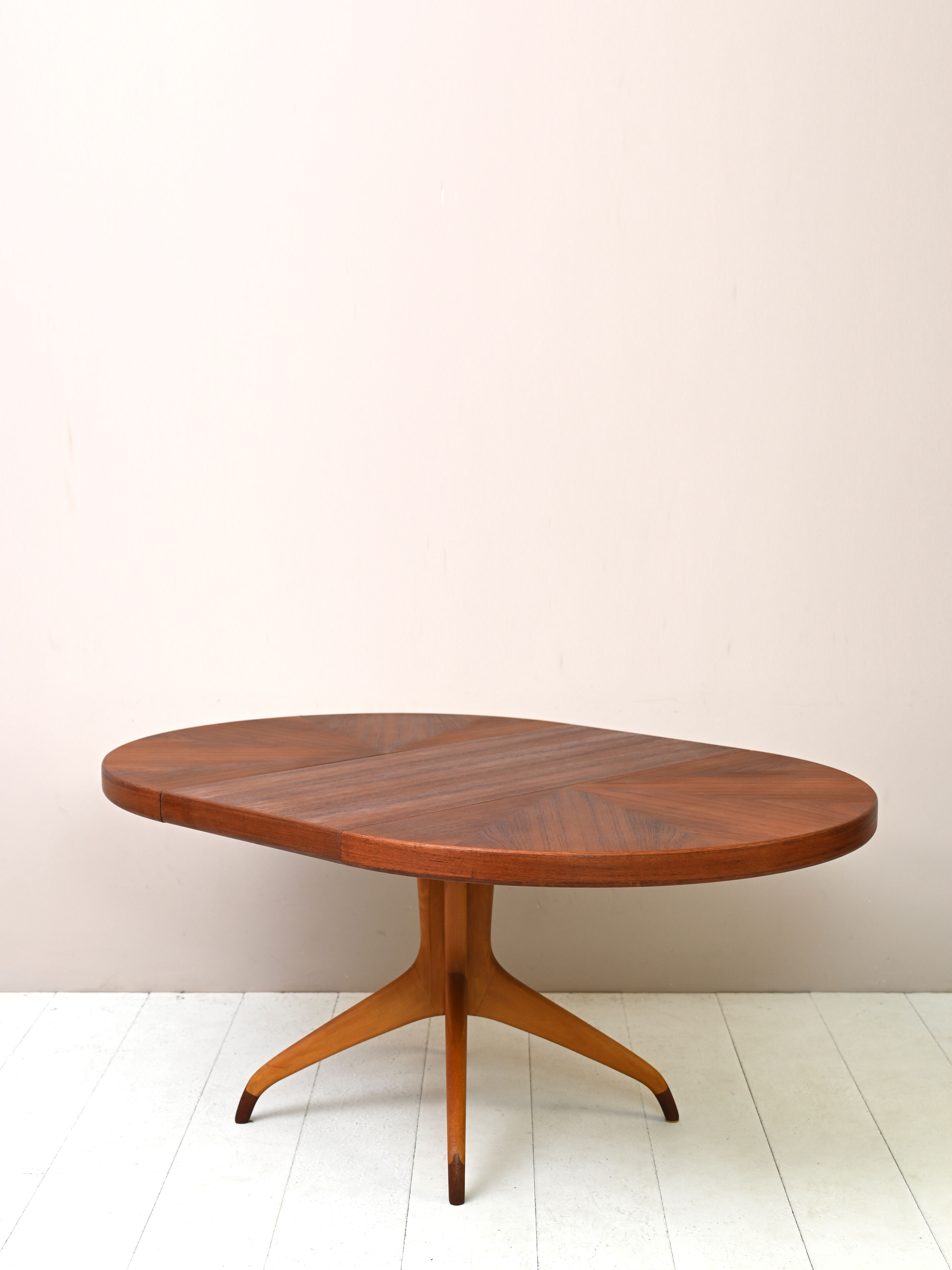 Scandinavian extending table by David Rosen