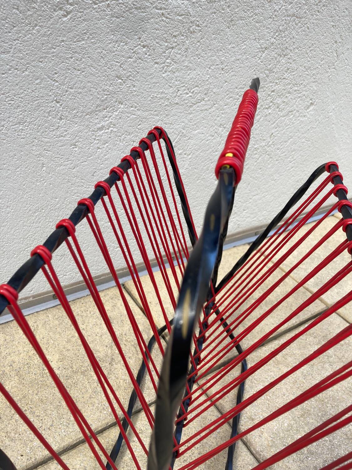 Scoubidou and wrought iron magazine rack