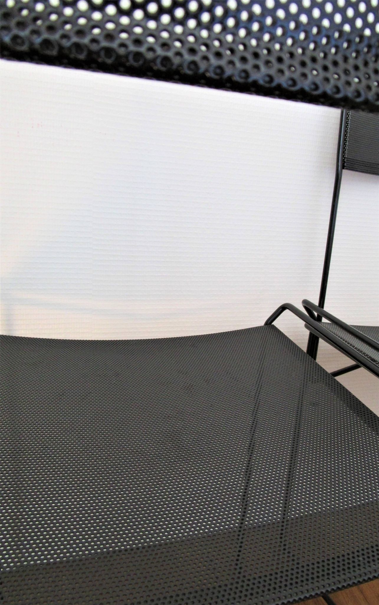 Paire de chaises acier métal perforé design années 80