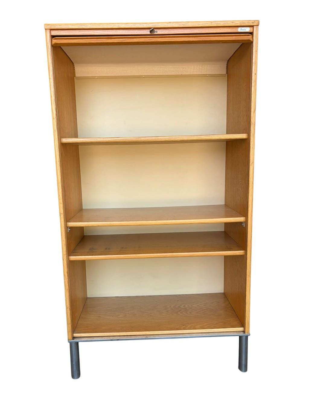 Classeur, armoire à rideaux roulant vintage en bois sur pieds chromés