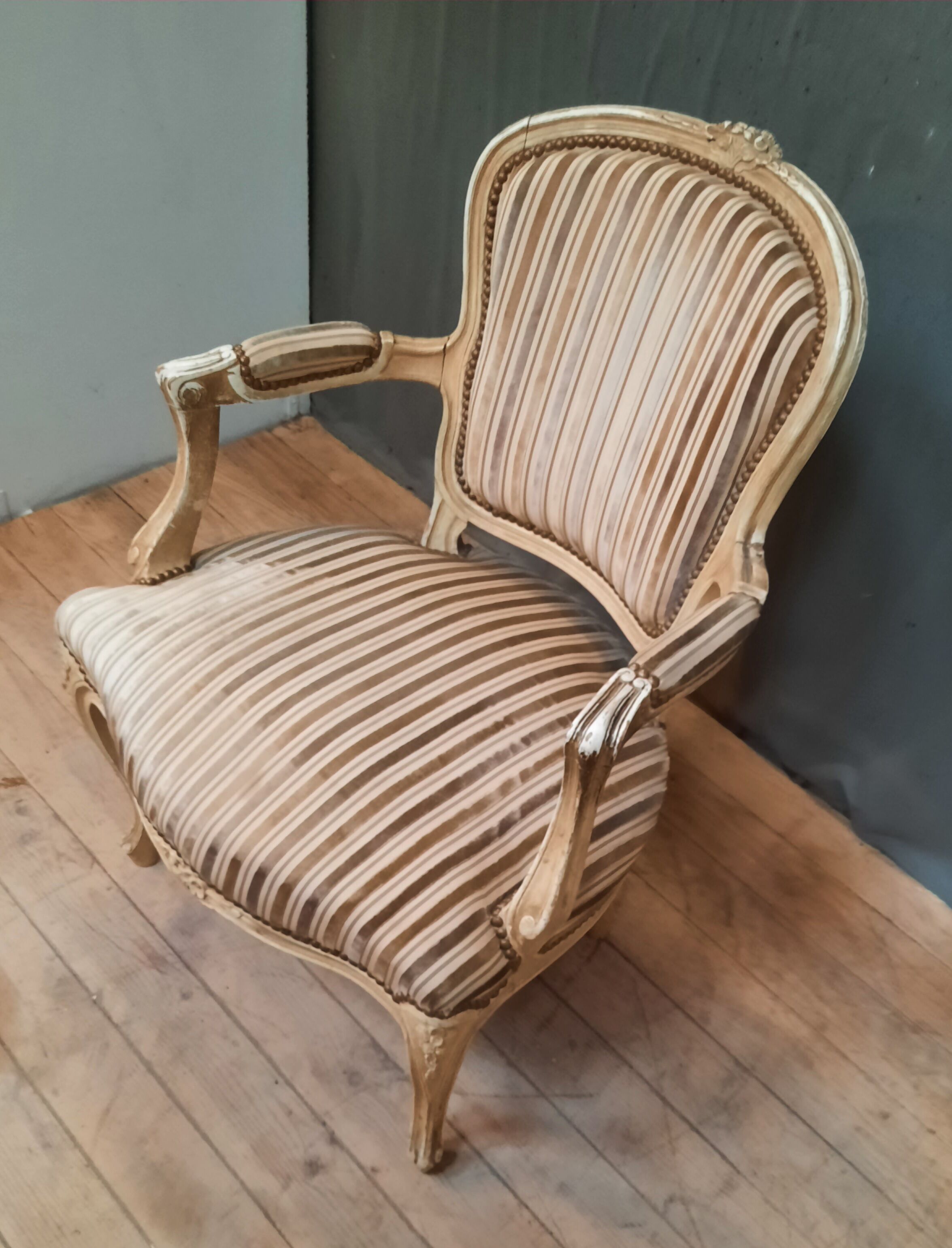 Fauteuil laqué blanc de style Louis XV