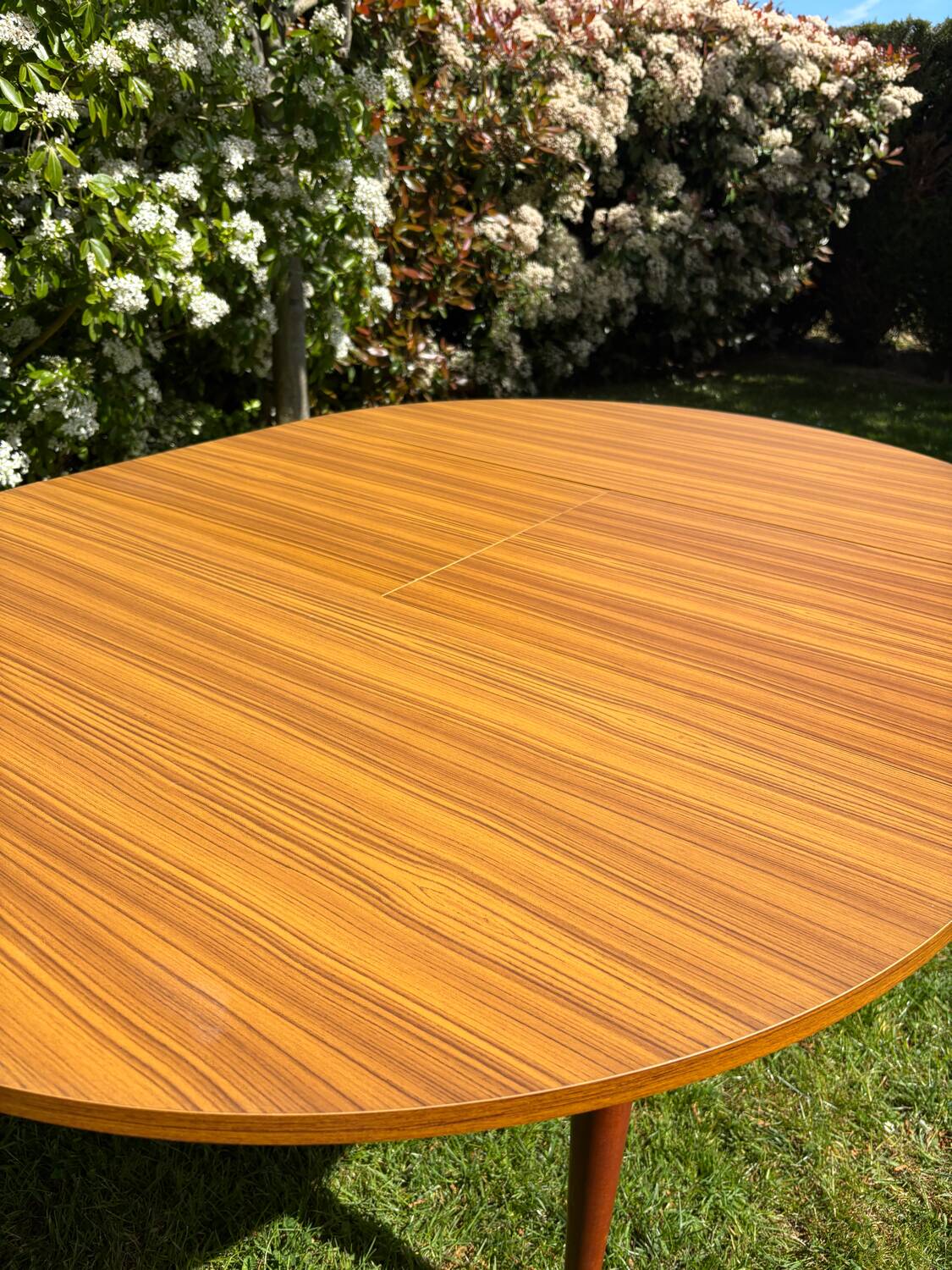 Vintage extendable round table