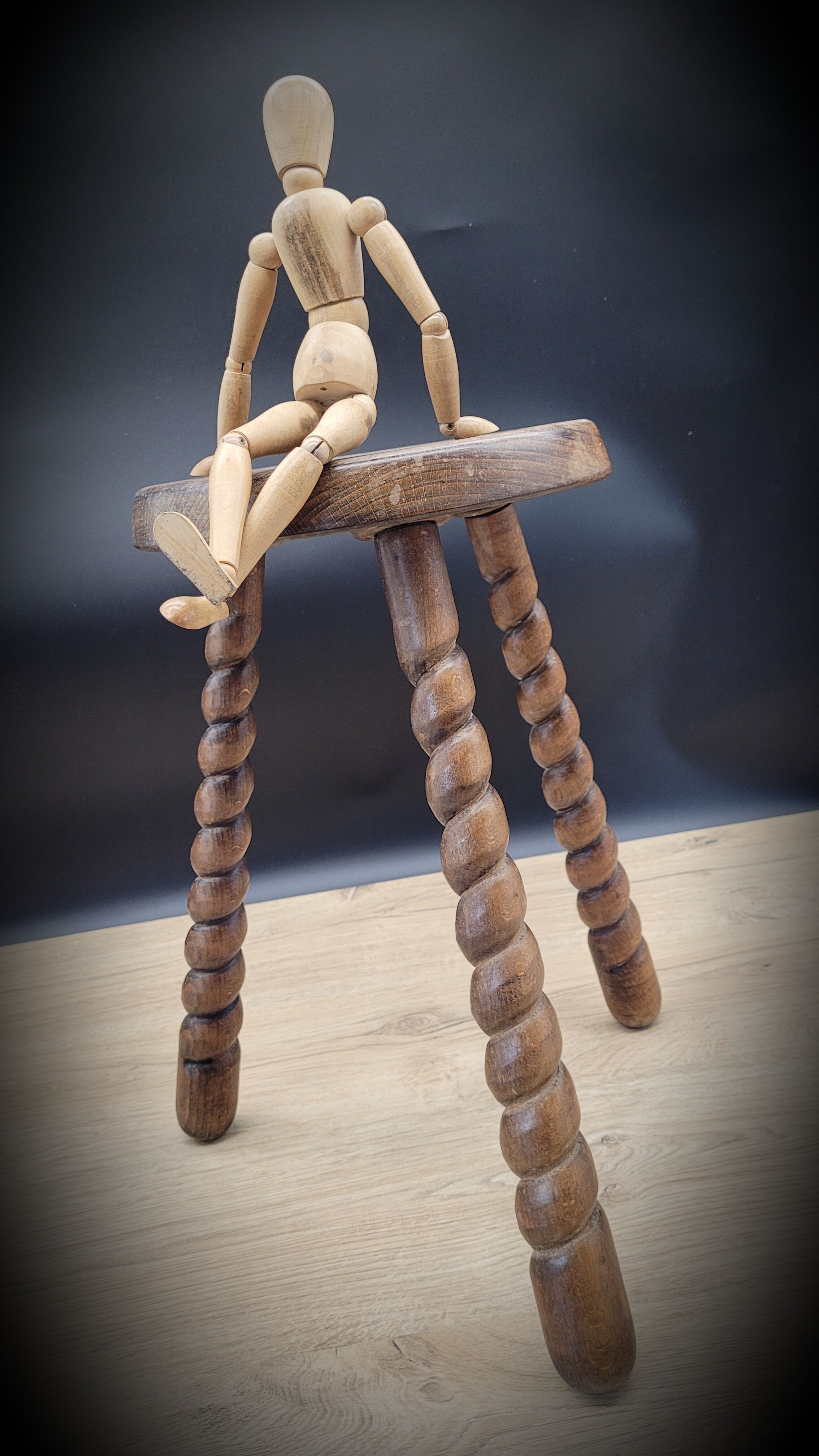 Tripod stool with turned feet
