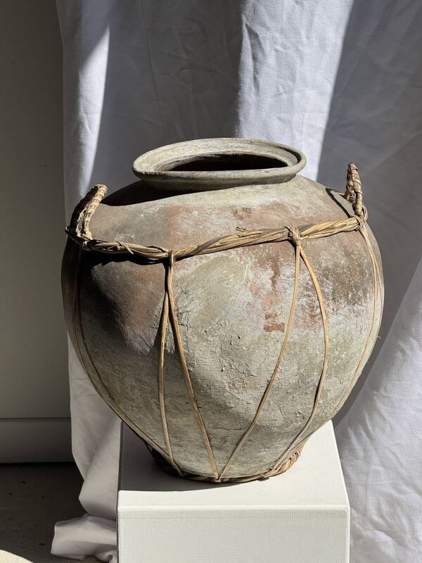 Grand pot en terre cuite gris et rouge à anses et croisillons en rotin H42