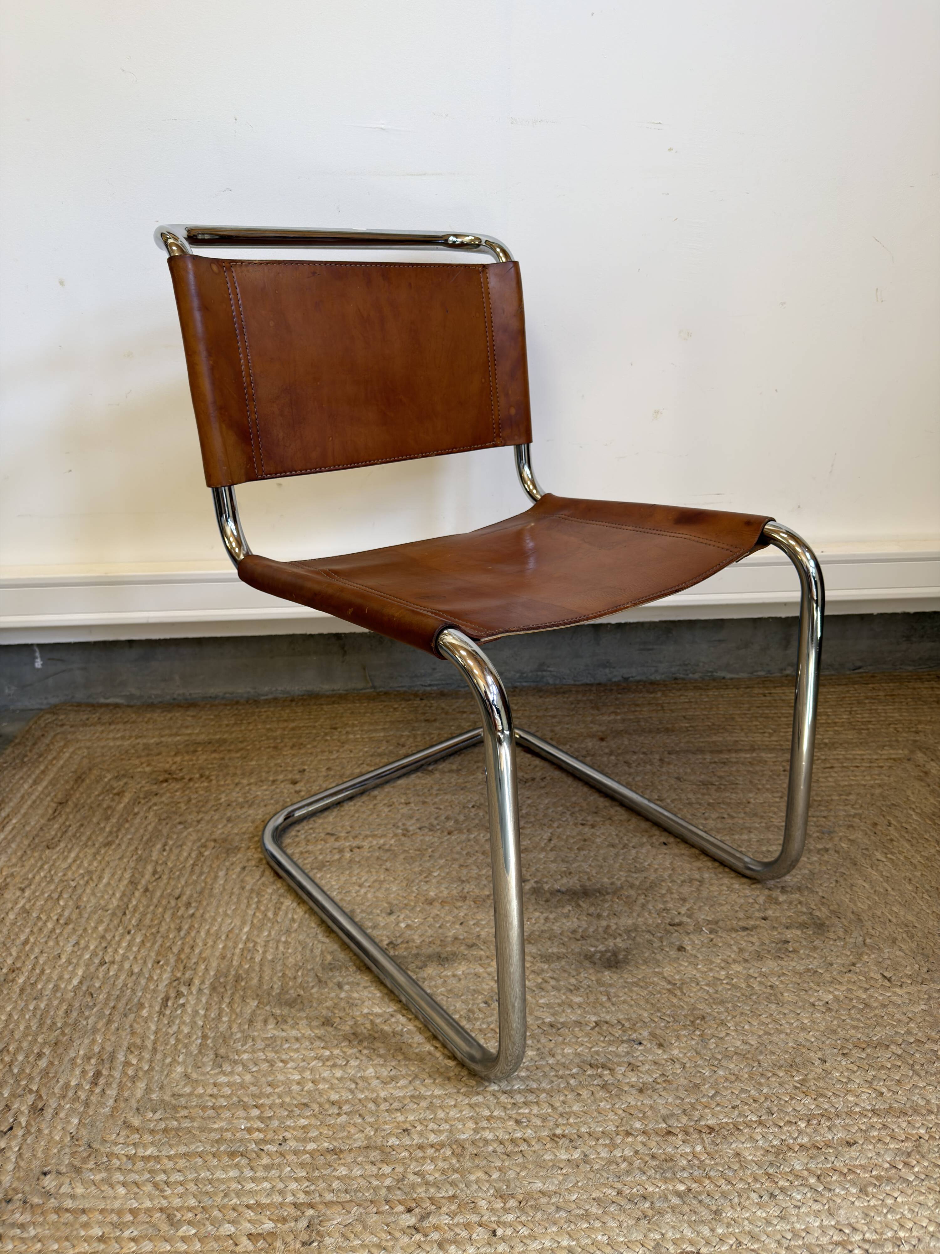 Chaise cantilever en cuir fauve par Steel Line, années 1980