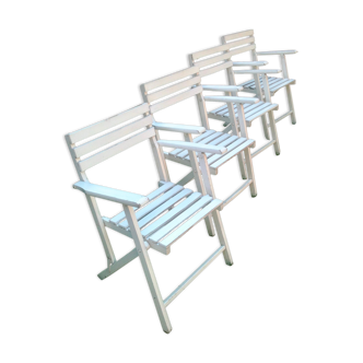 Les quatre fauteuils en bois pliable
