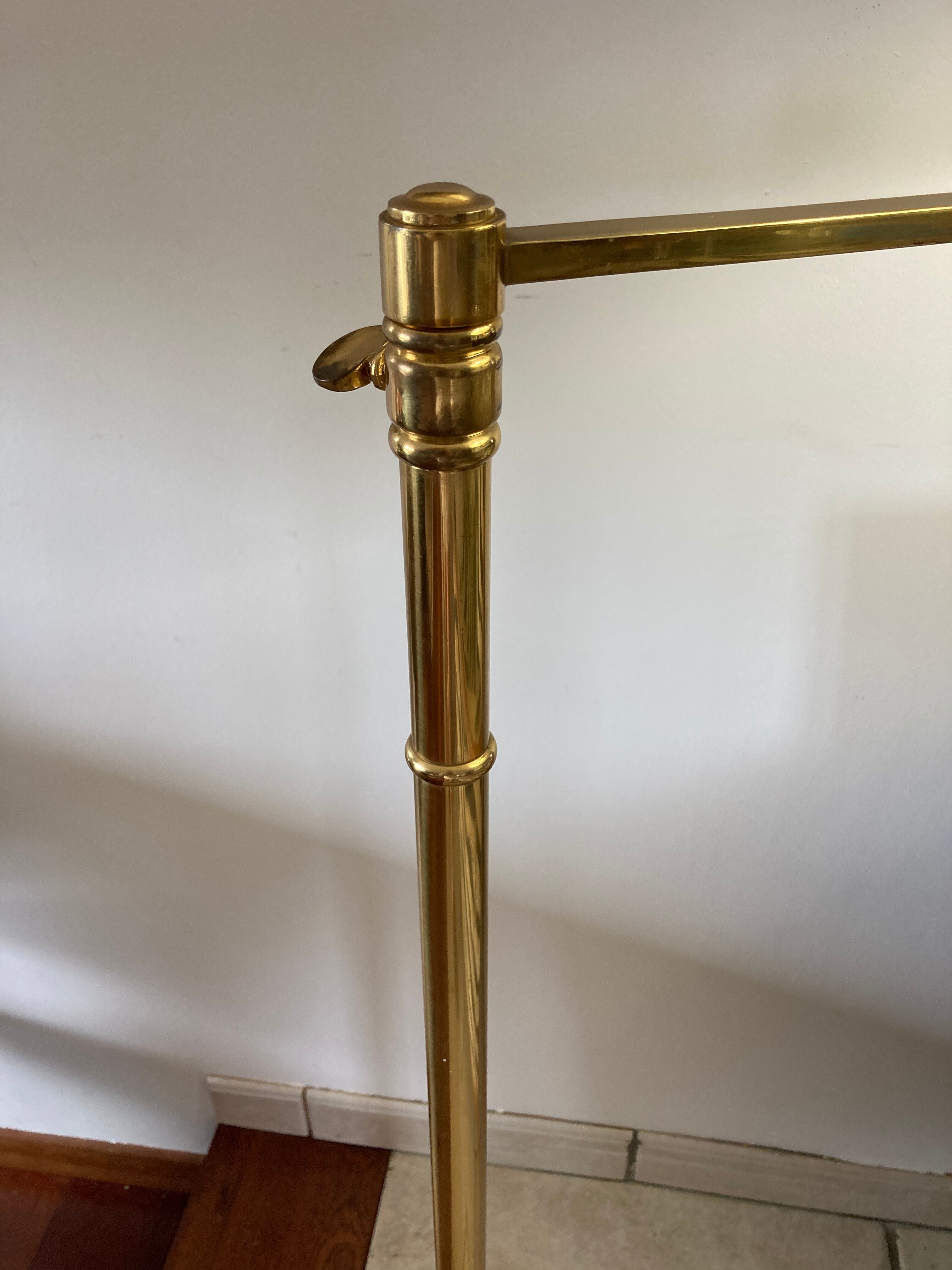 Floor lamp reader with articulated arm