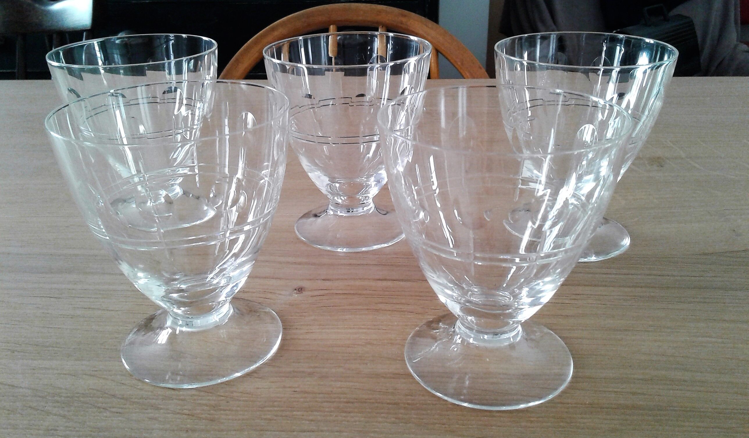 Lot of 5 engraved wine glasses