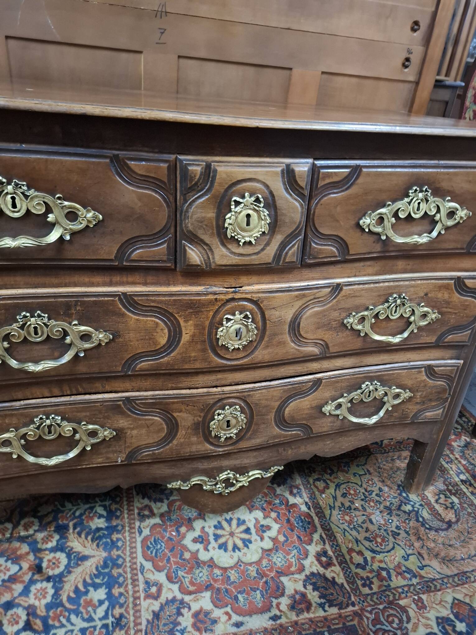 18th century chest of drawers in walnut flag