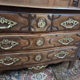 18th century chest of drawers in walnut flag