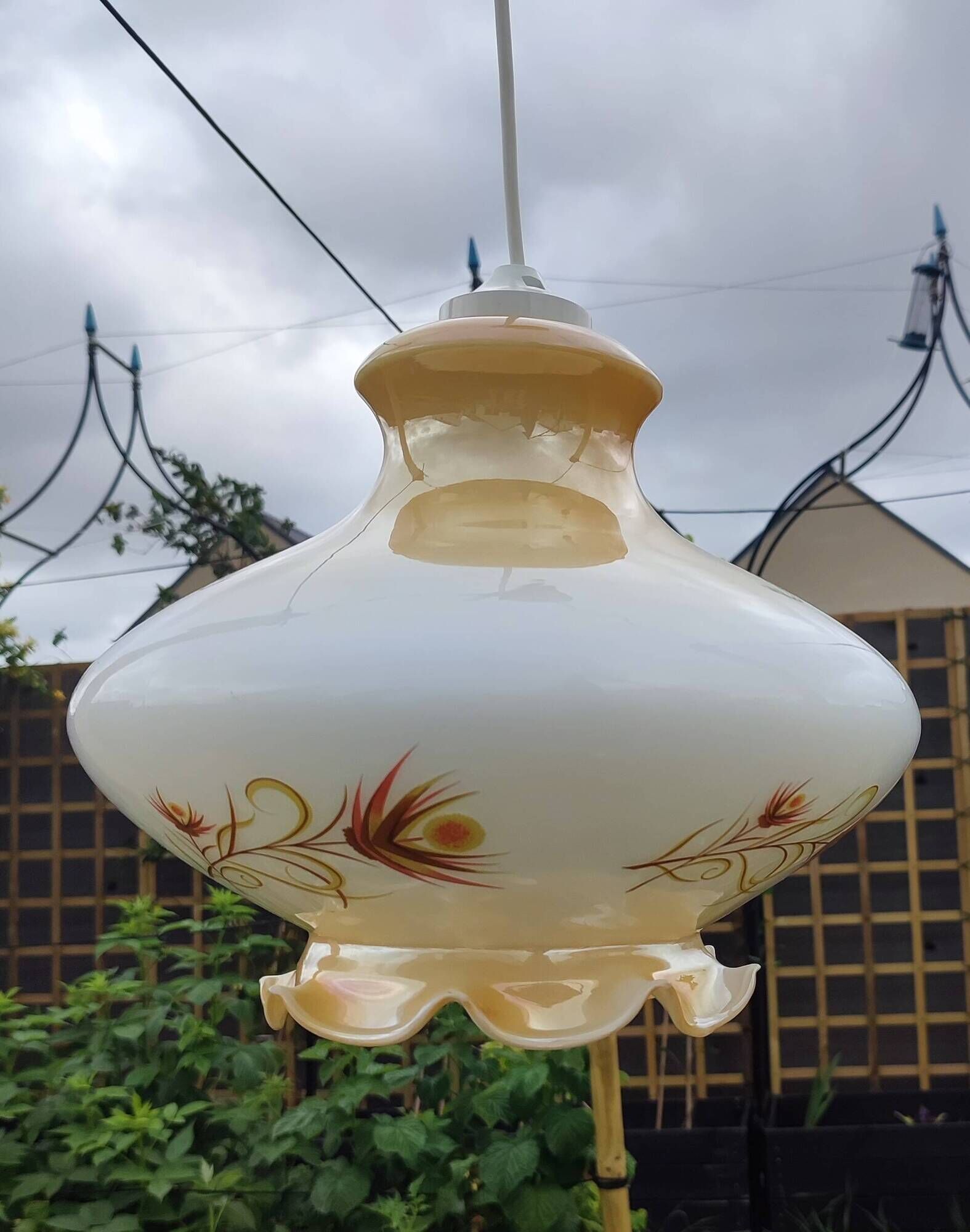 Suspension vintage en verre opalin décor floral stylisé beige doré