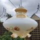 Suspension vintage en verre opalin décor floral stylisé beige doré