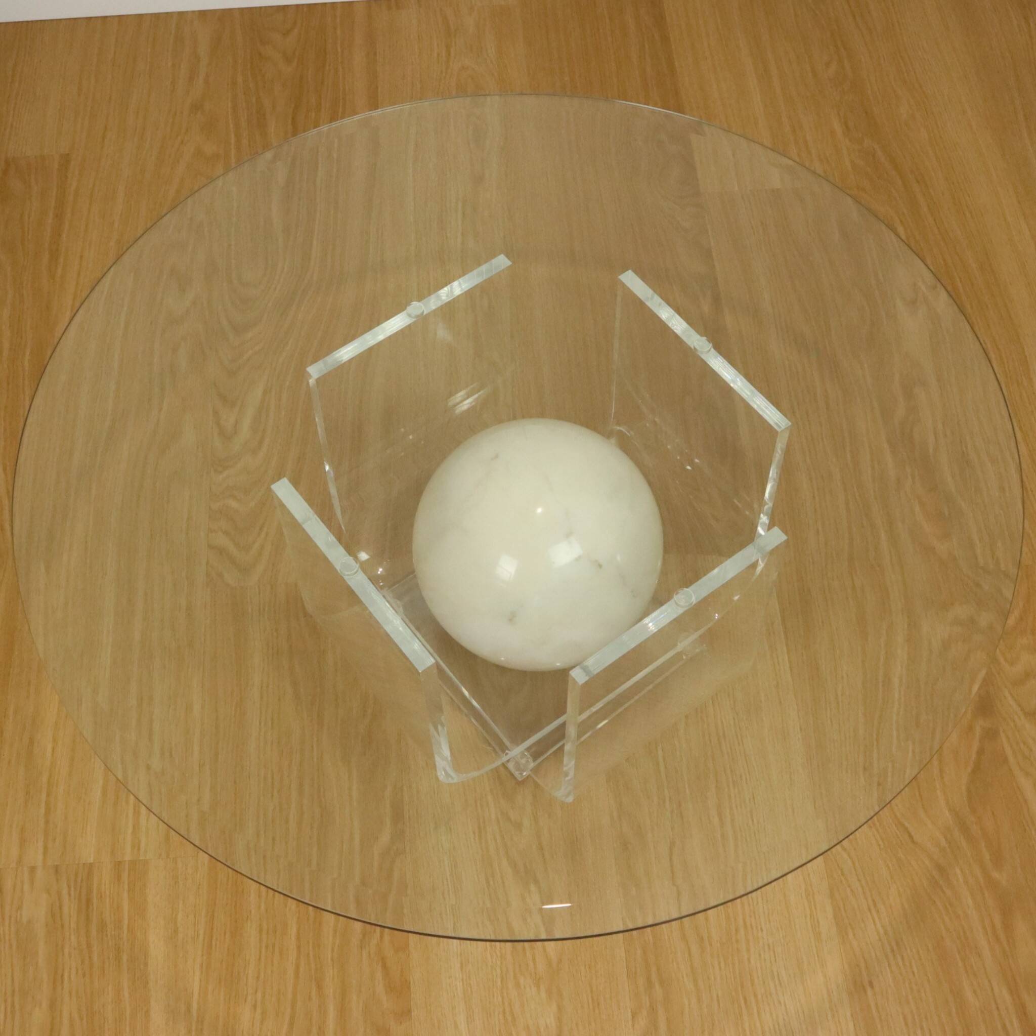 Vintage round coffee table in lucite and marbled glass.