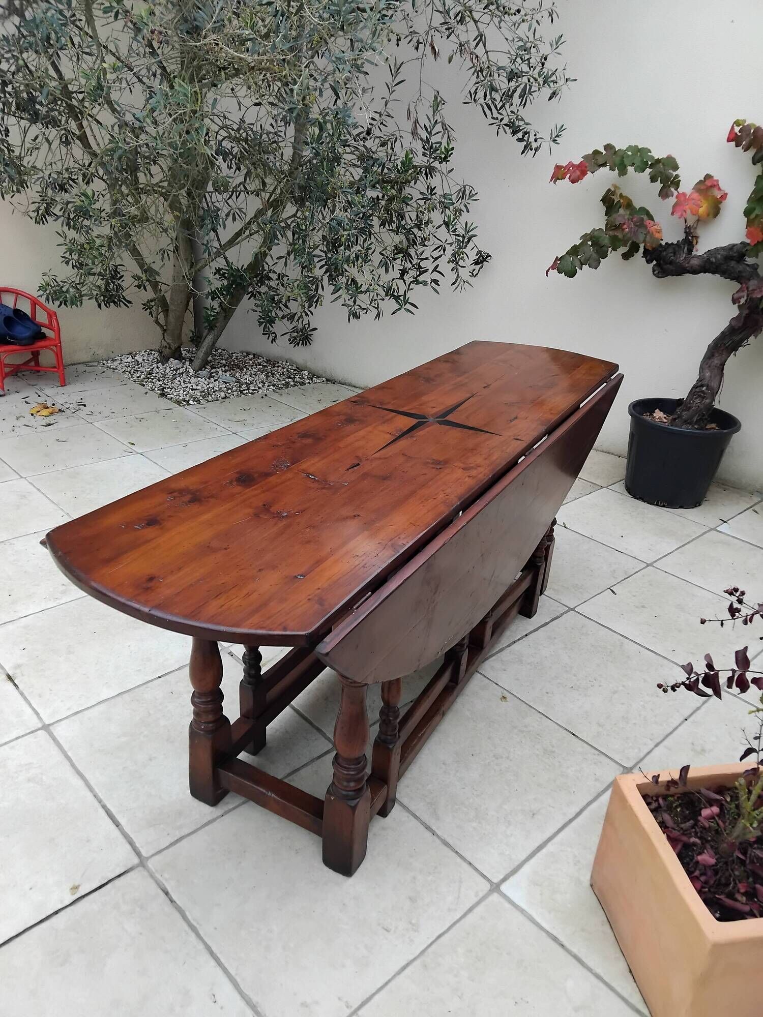 Antique large Gateleg table from the 16th century, oak with marquetry of a rose of the winds.