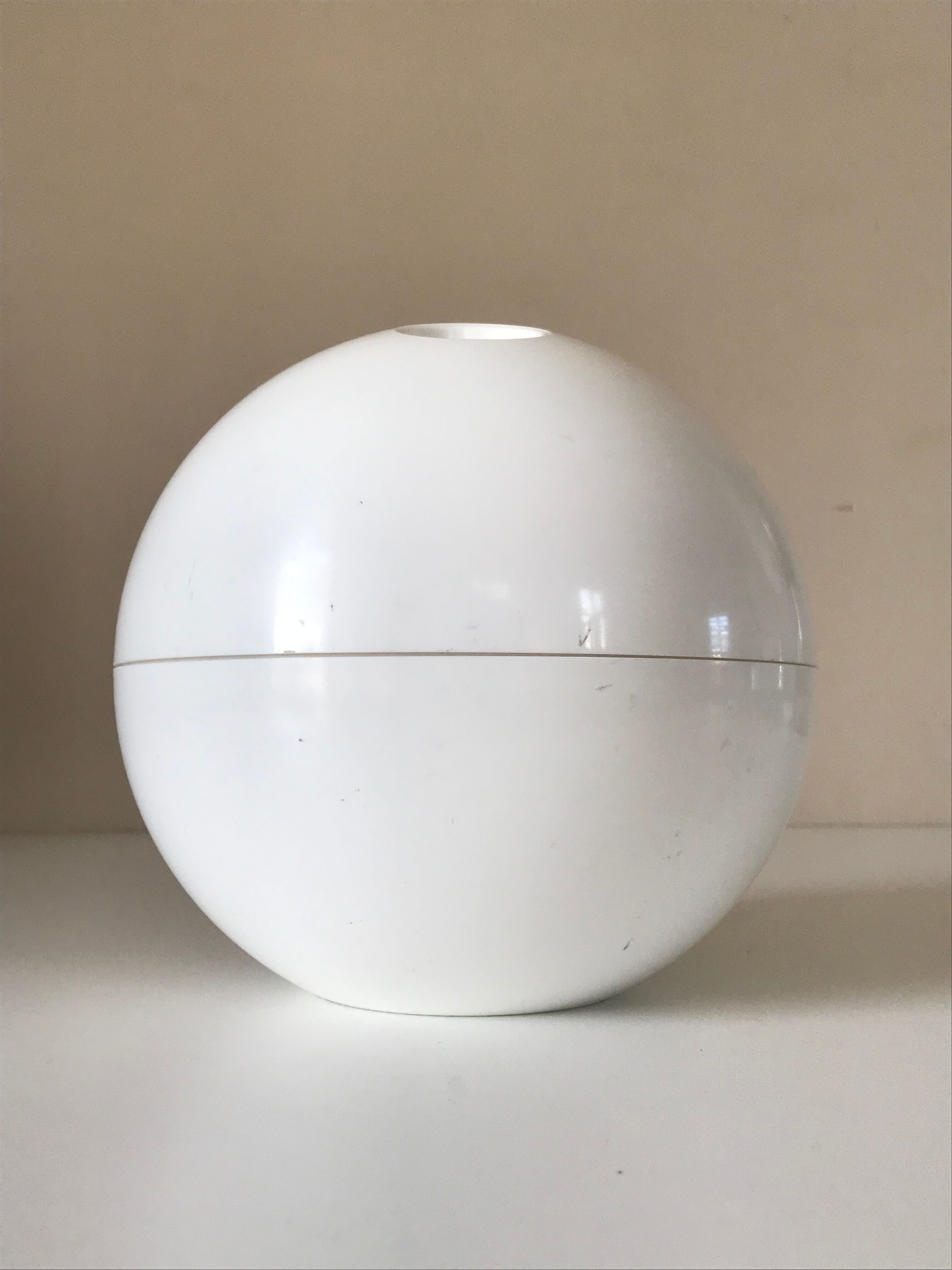 Bac à glaçons boule de bowling blanche design annees 70