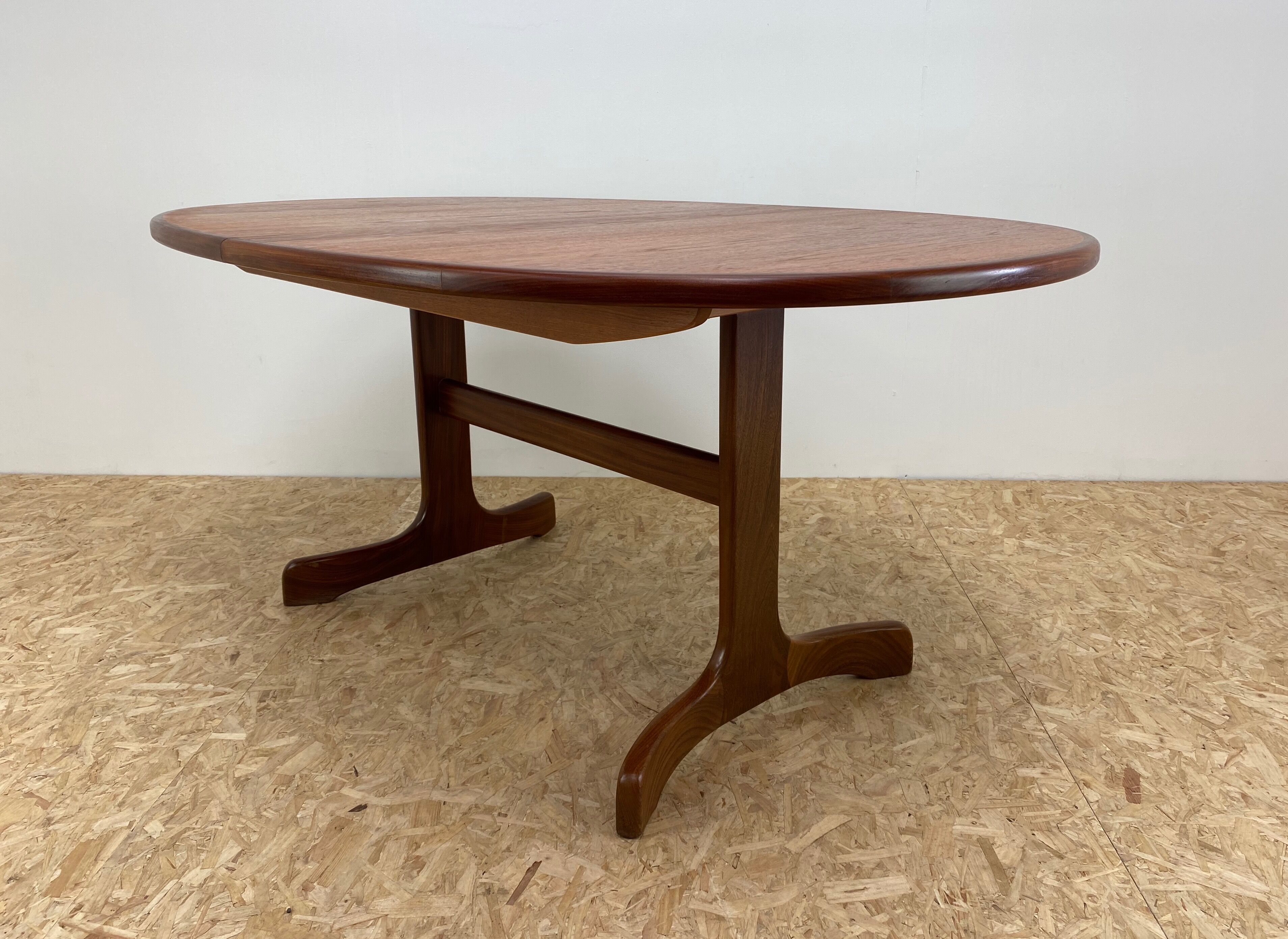 Mid century dining oval table by V.b.  Wilkins for Gplan